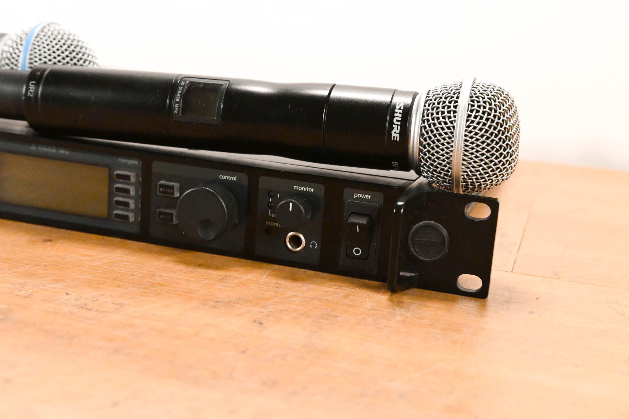 Shure UR4D+ Dual Wireless Receiver with UR2/BETA58A Mic Pair - J5 Band
