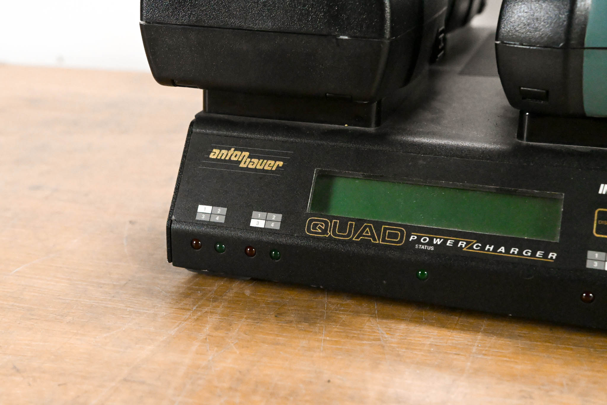 Anton Bauer Q-2702 Interactive 2000 QUAD PowerCharger w/ 4x Batteries