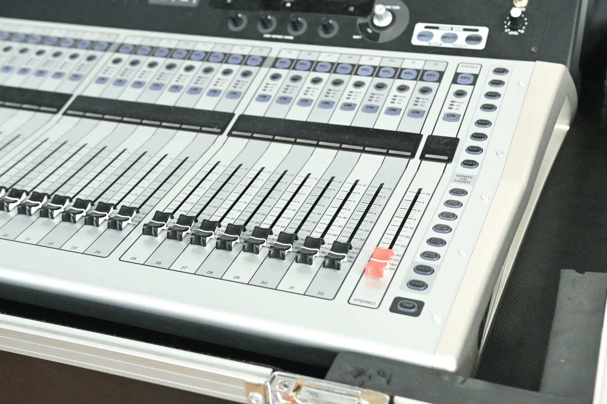 Yamaha TF5 32-Input Digital Mixing Console with Road Case