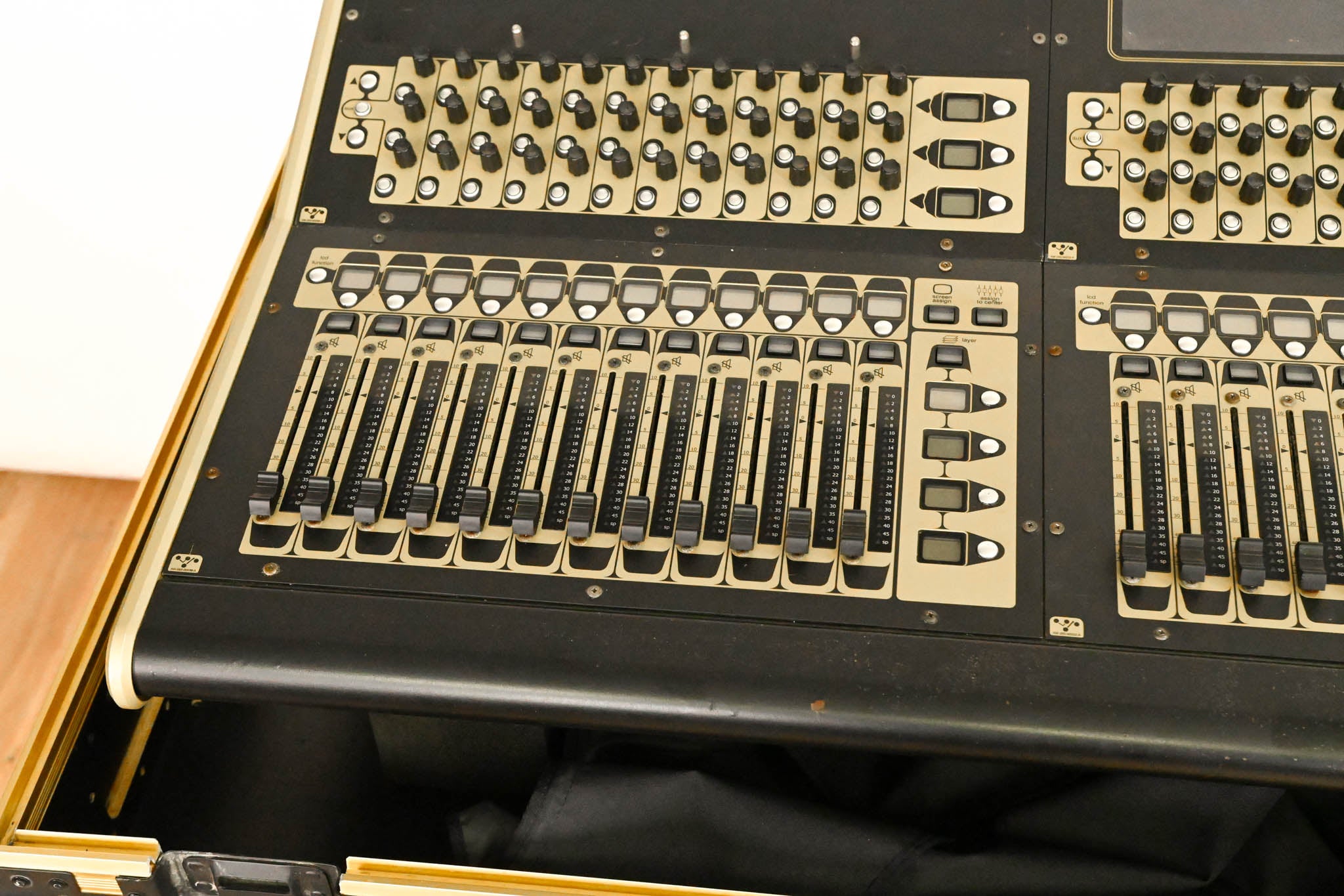 DiGiCo SD8  120-Channel Digital Mixing Console with Road Case