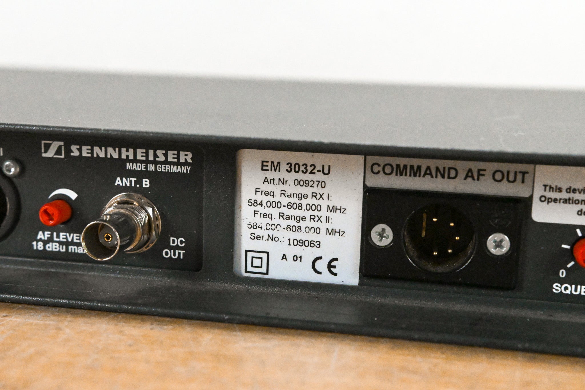 Sennheiser EM 3032-U Mikroport Receiver w/ SK250 Bodypacks 584-608 MHz