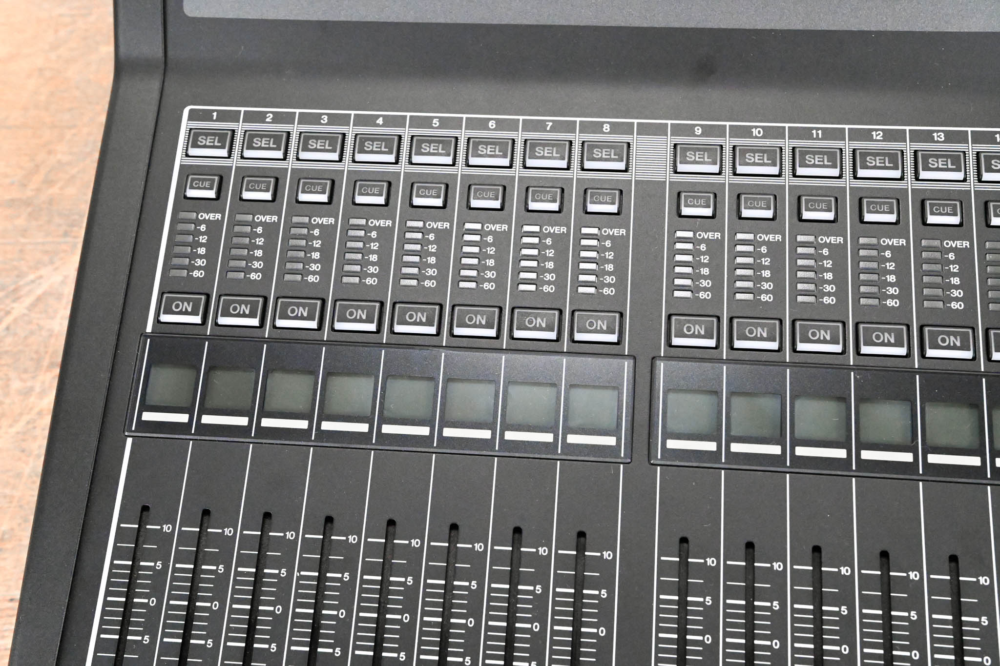 Yamaha QL1 16-Input / 8-Output Digital Mixing Console