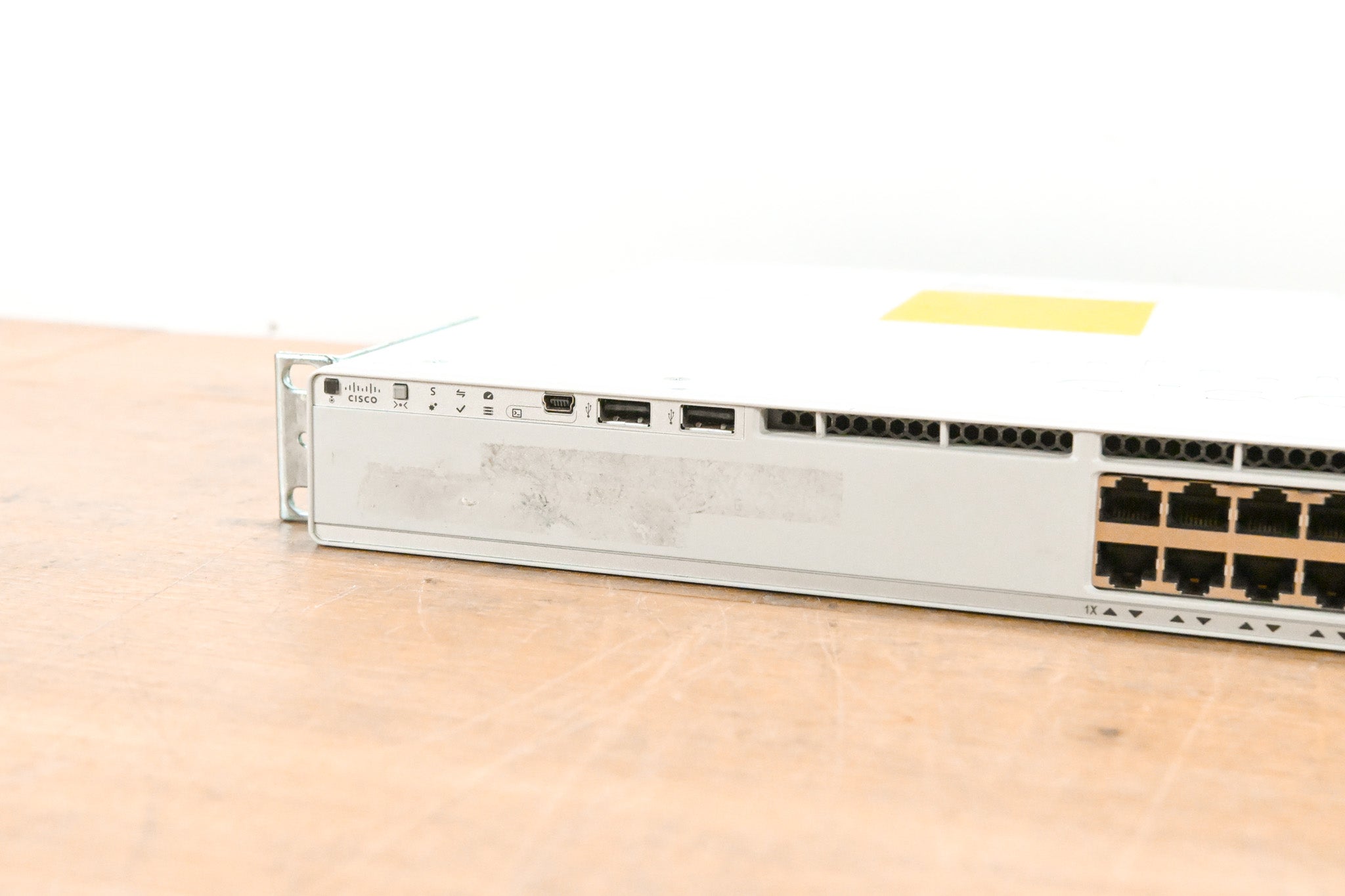 Cisco Catalyst C9200L-24T-4G-E V01 24-Port PoE+ Switch with 4x1G Uplinks