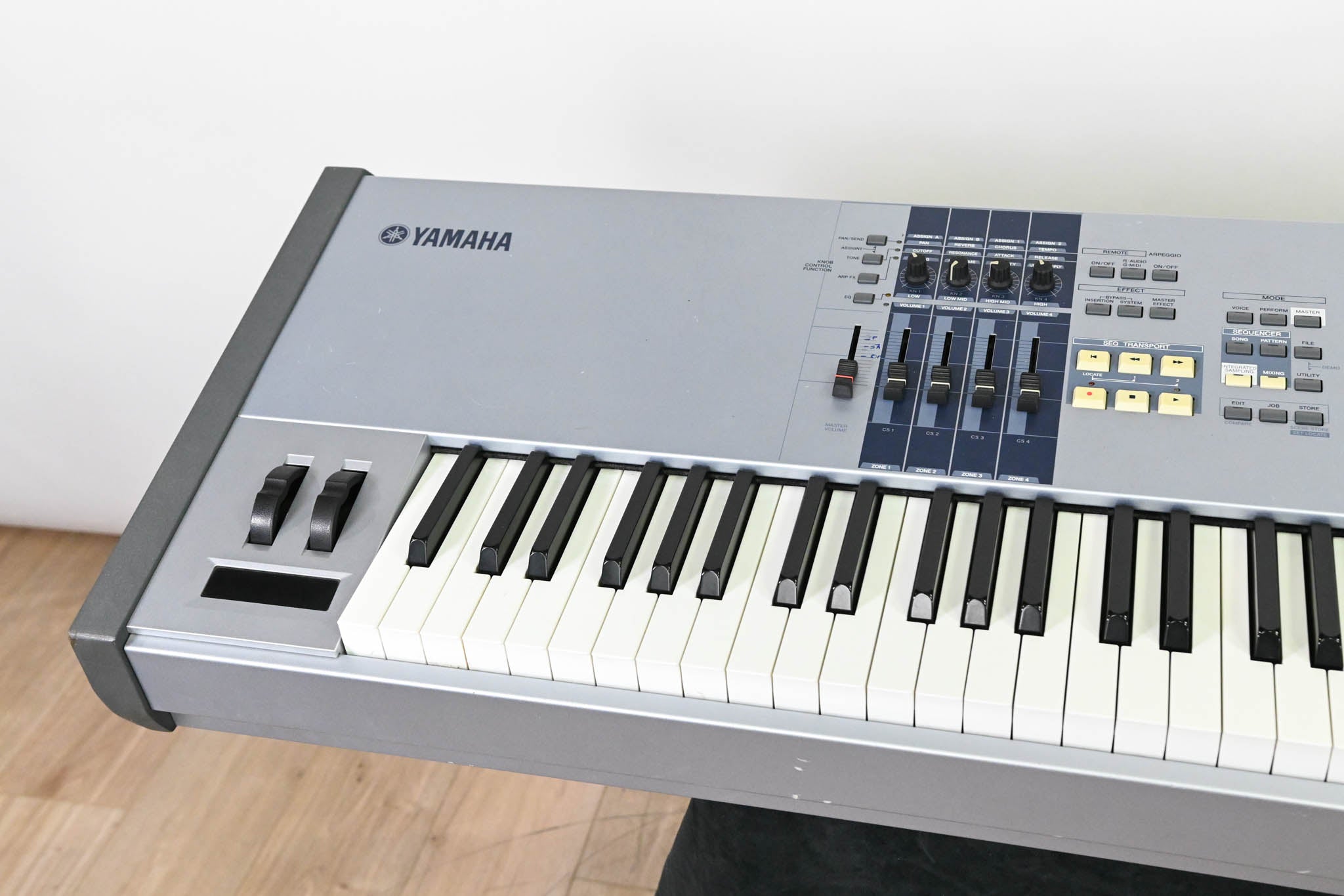 Yamaha Motif ES8 88-Key Synthesizer Keyboard Workstation