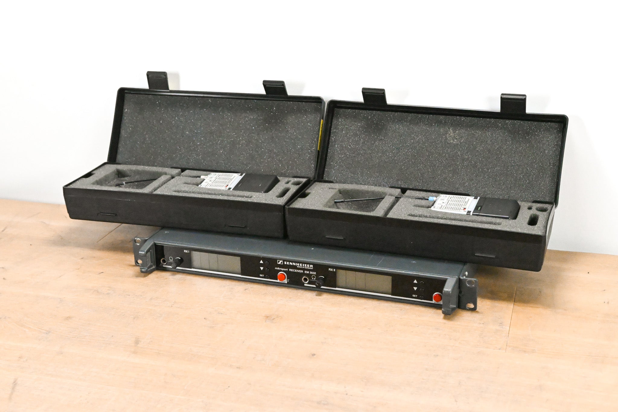 Sennheiser EM 3032-U Mikroport Receiver w/ SK250 Bodypacks 584-608 MHz