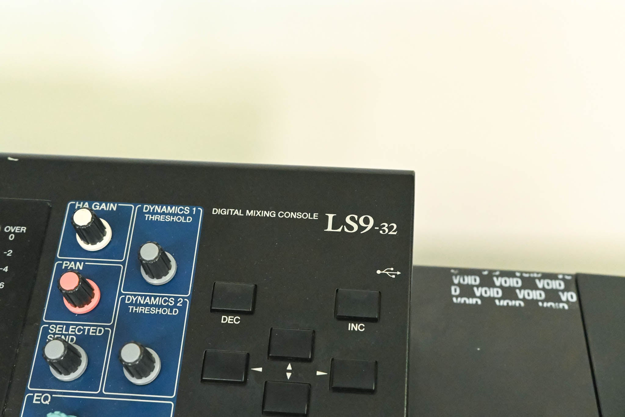 Yamaha LS9-32 32-Input Digital Mixing Console CG01SHA