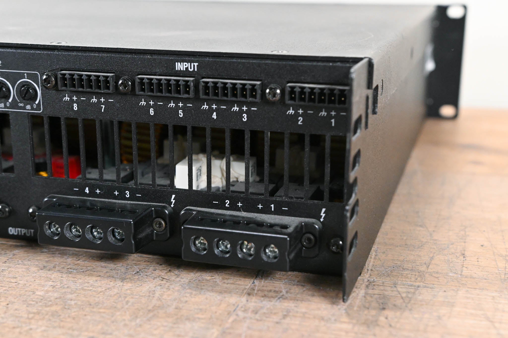 Crown DCi 8|300 DriveCore Install 8-Channel Power Amplifier