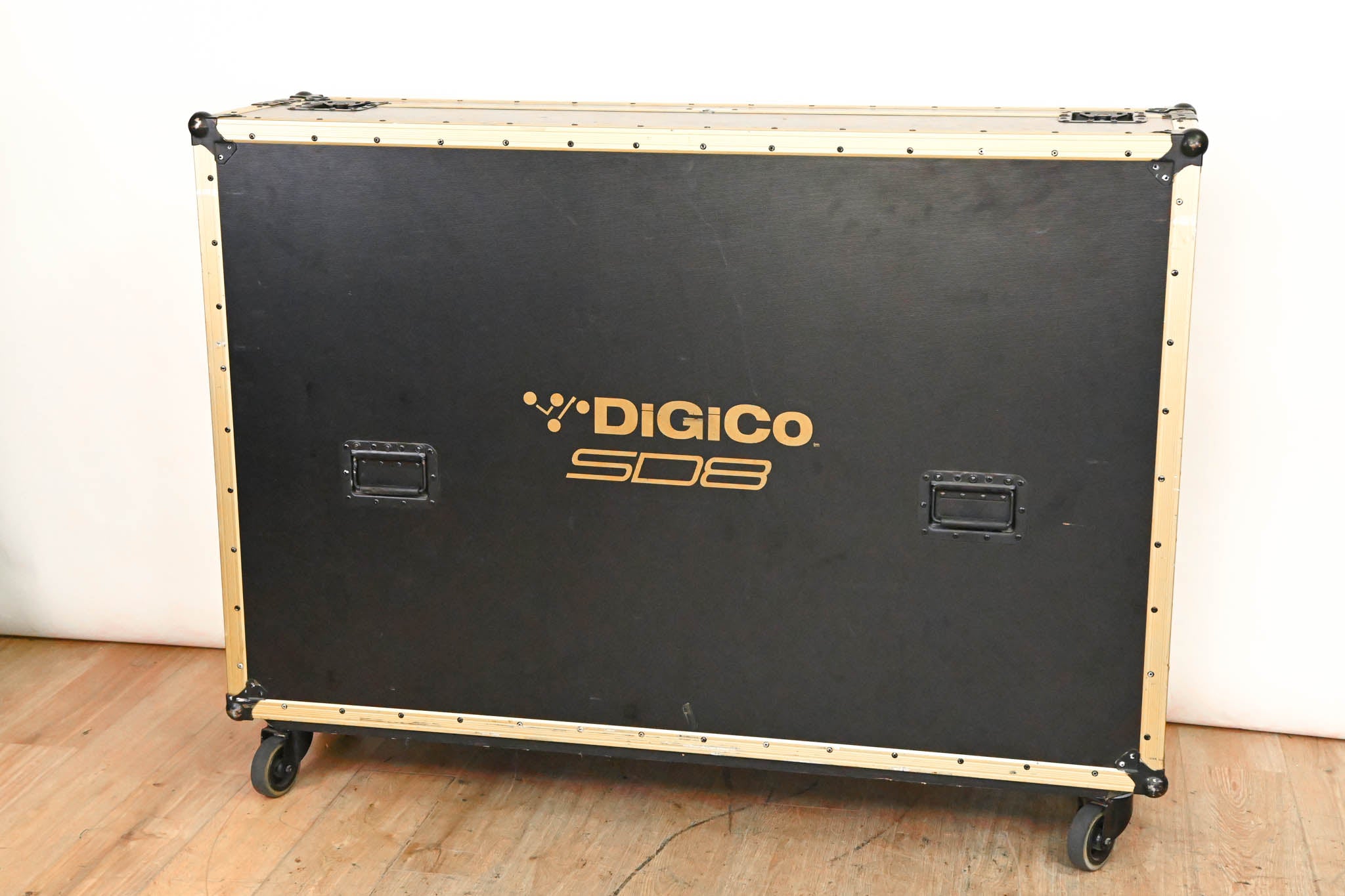DiGiCo SD8  120-Channel Digital Mixing Console with Road Case