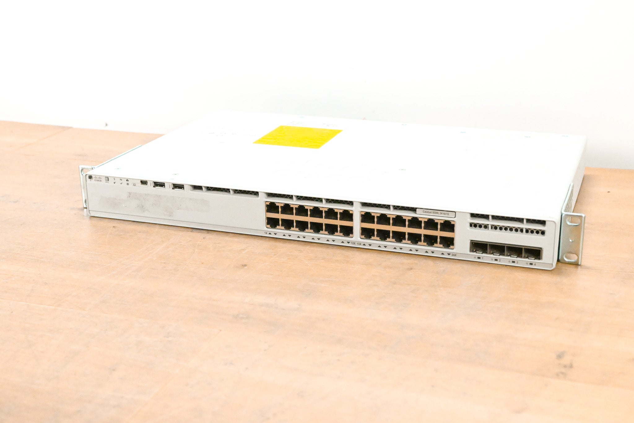 Cisco Catalyst C9200L-24T-4G-E V01 24-Port PoE+ Switch with 4x1G Uplinks