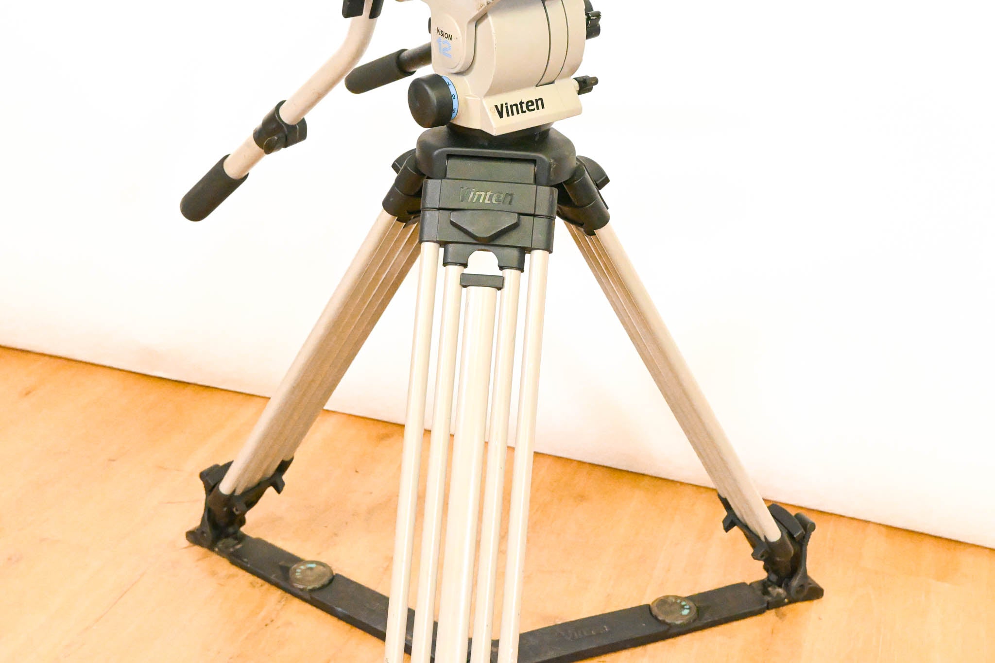 Vinten Vision 12 SD Fluid Head with Aluminum Tripod