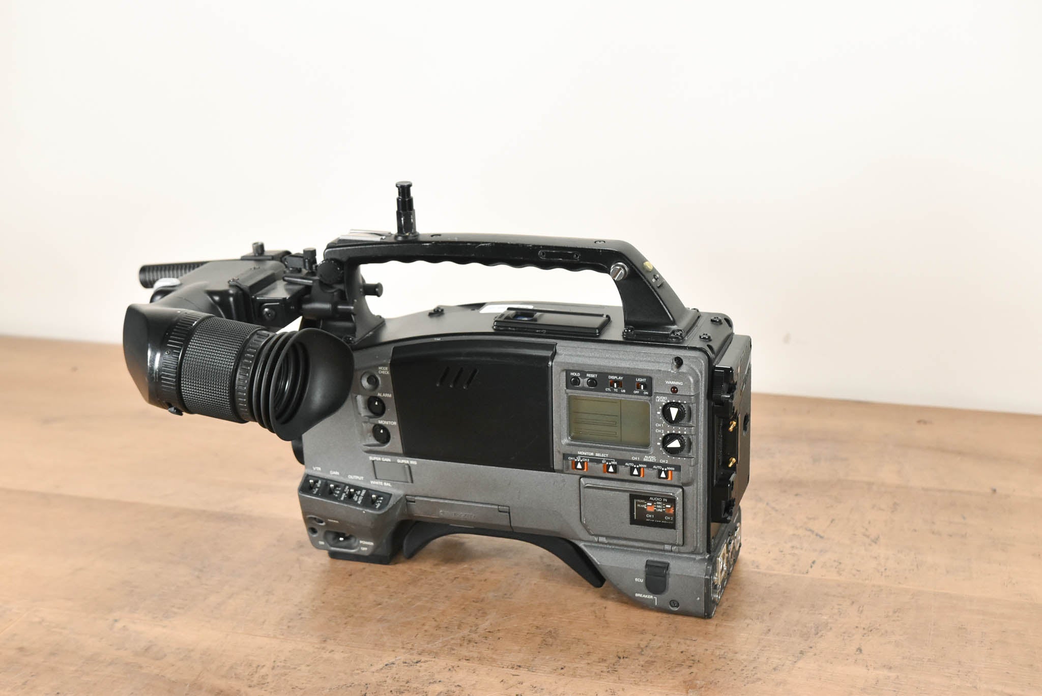 Panasonic AJ-D610WAP 2/3 Inch 3-CCD DVCPRO Camcorder