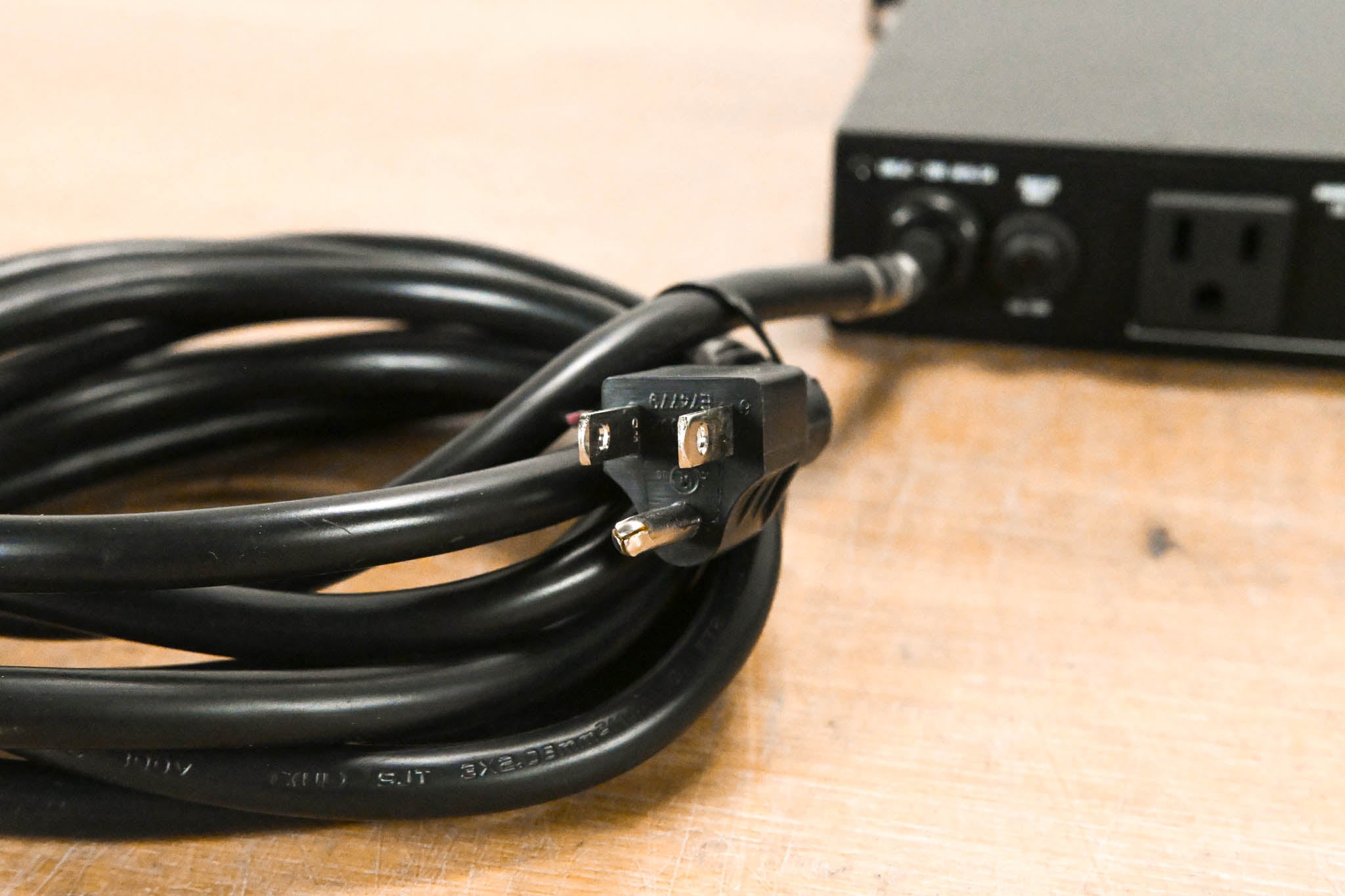Furman PL-8C 15A Classic Series Power Conditioner with Lights