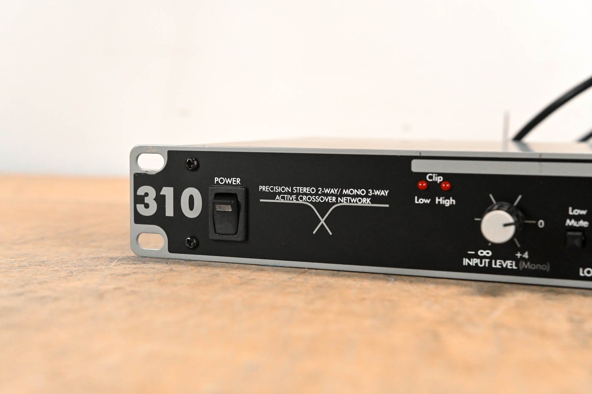 ART 310 Stereo 2-Way/Mono 3-Way Crossover CG01VKD