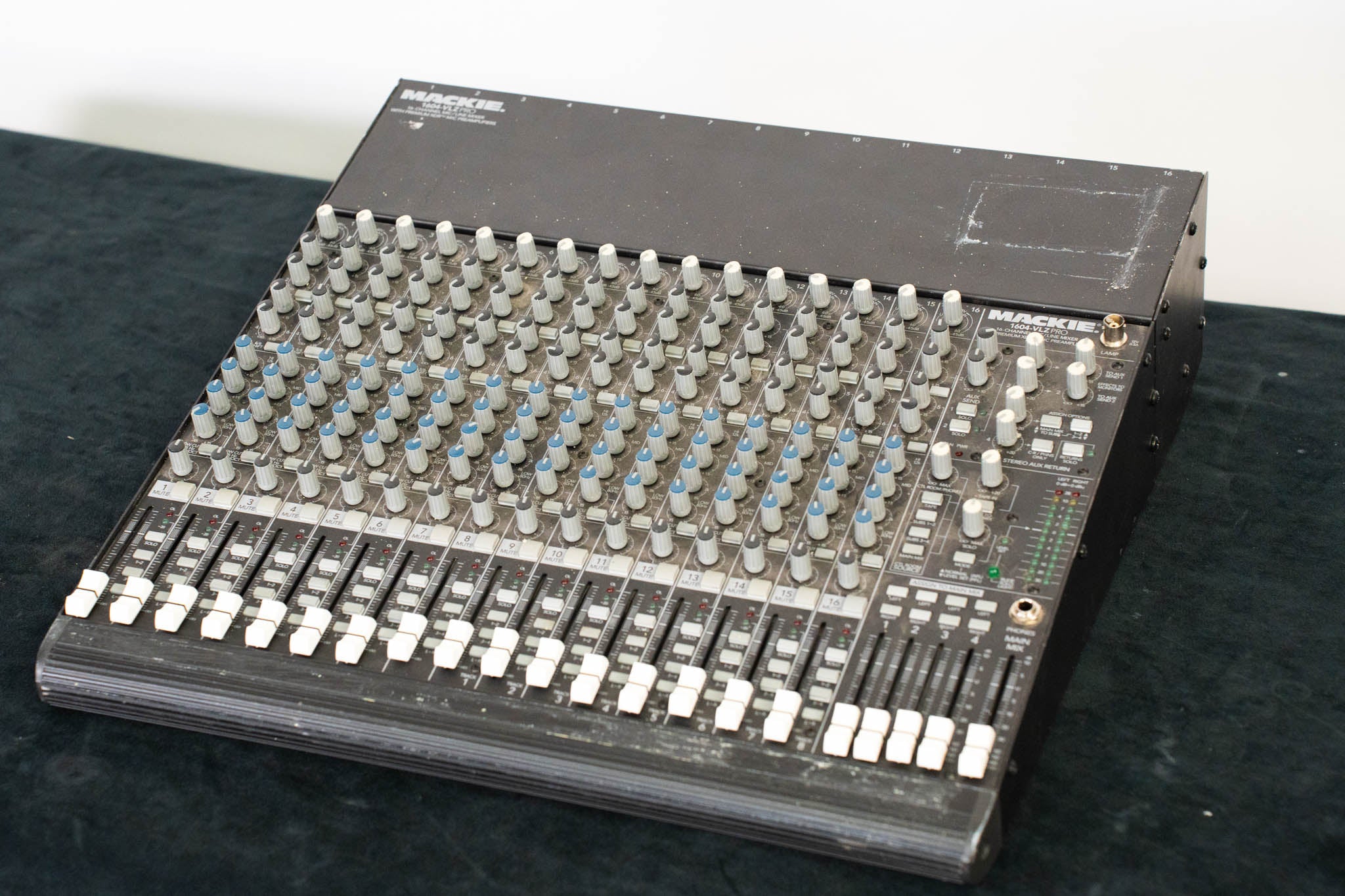 Mackie 1604-VLZ Pro 16-Channel Analog Mic/Line Mixer