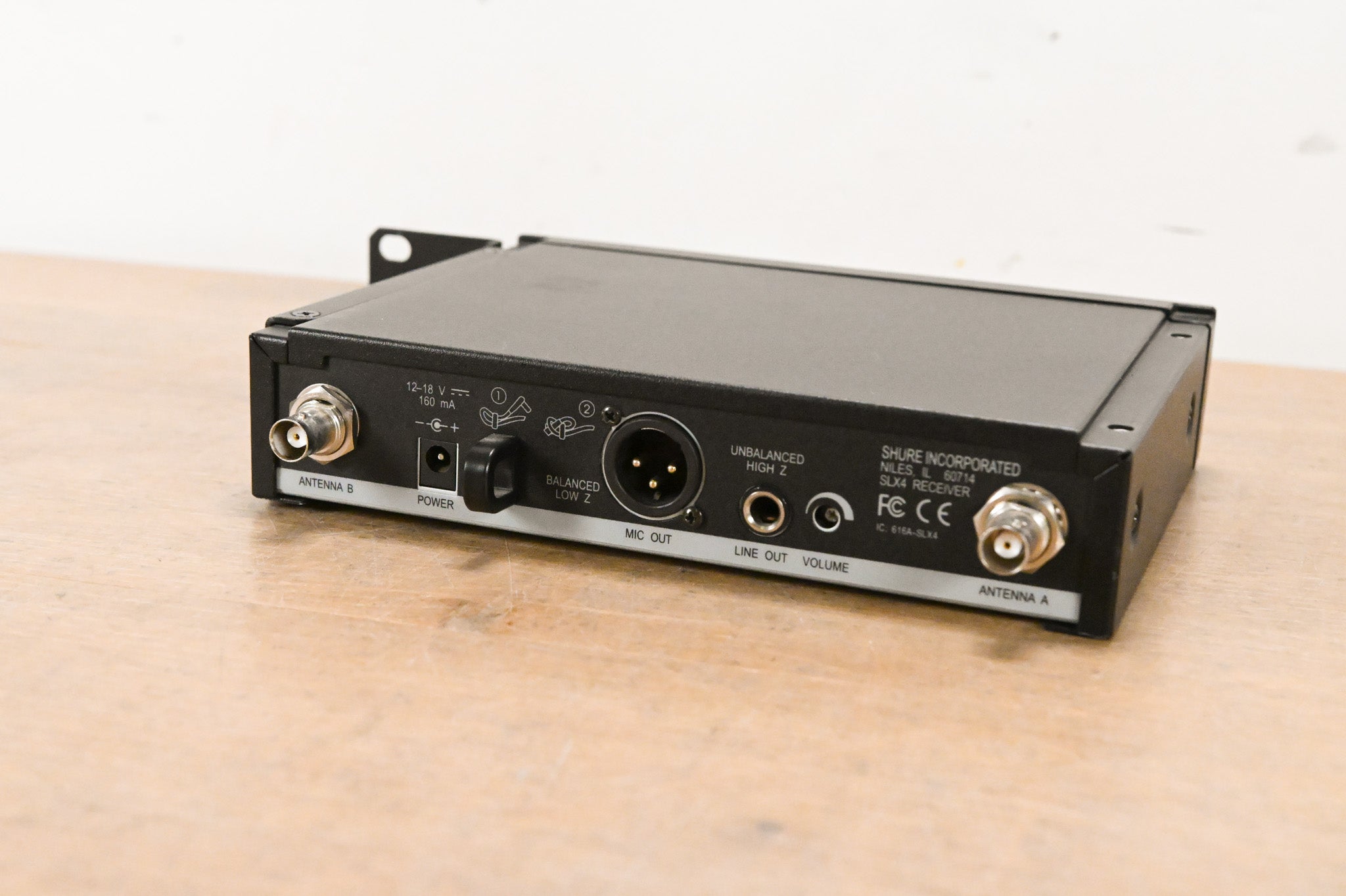 Shure SLX4 Wireless Receiver - L4 Band: 638-662 MHz (NO POWER SUPPLY)