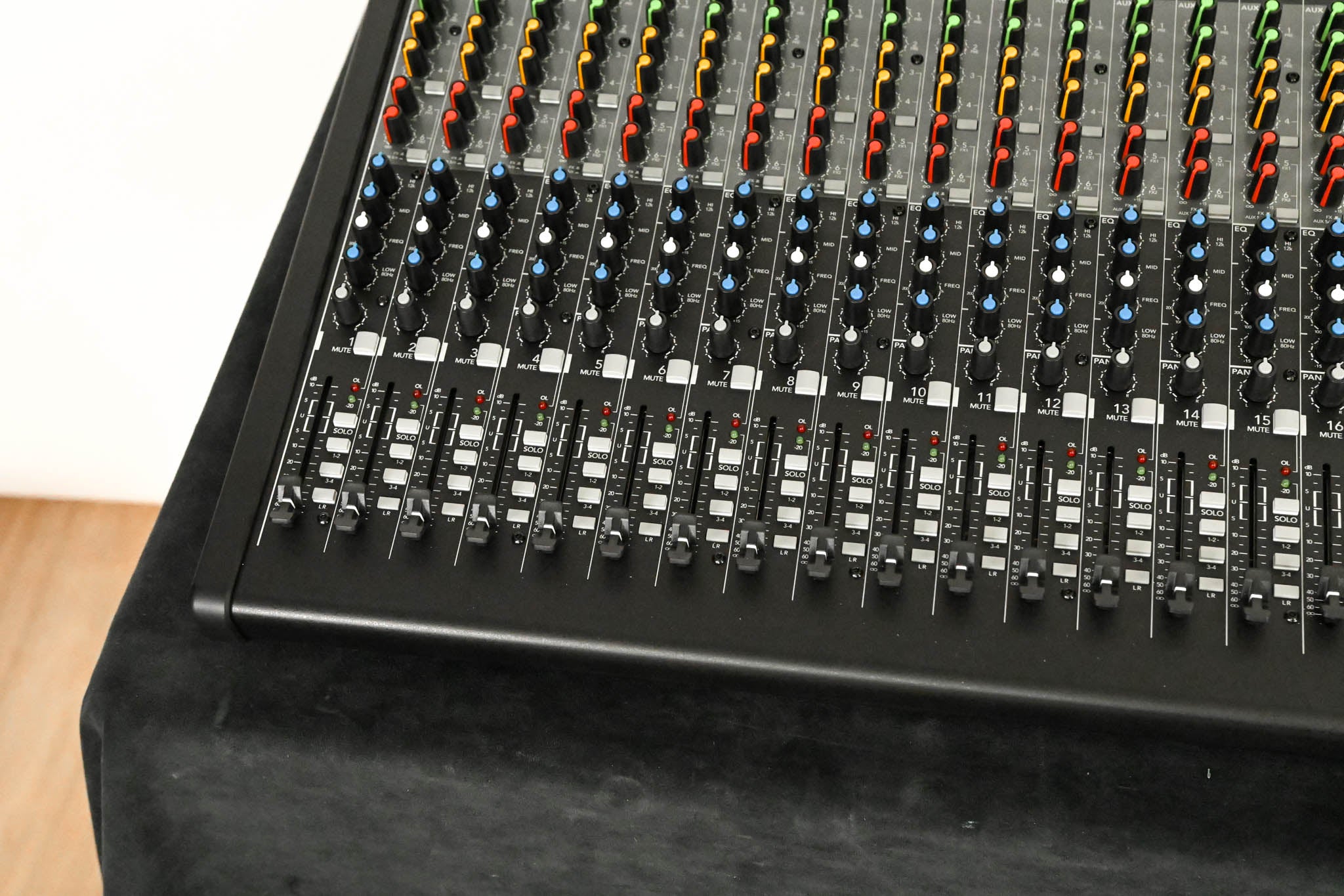 Mackie 3204VLZ4 32-Channel 4-Bus Effects Mixer with USB