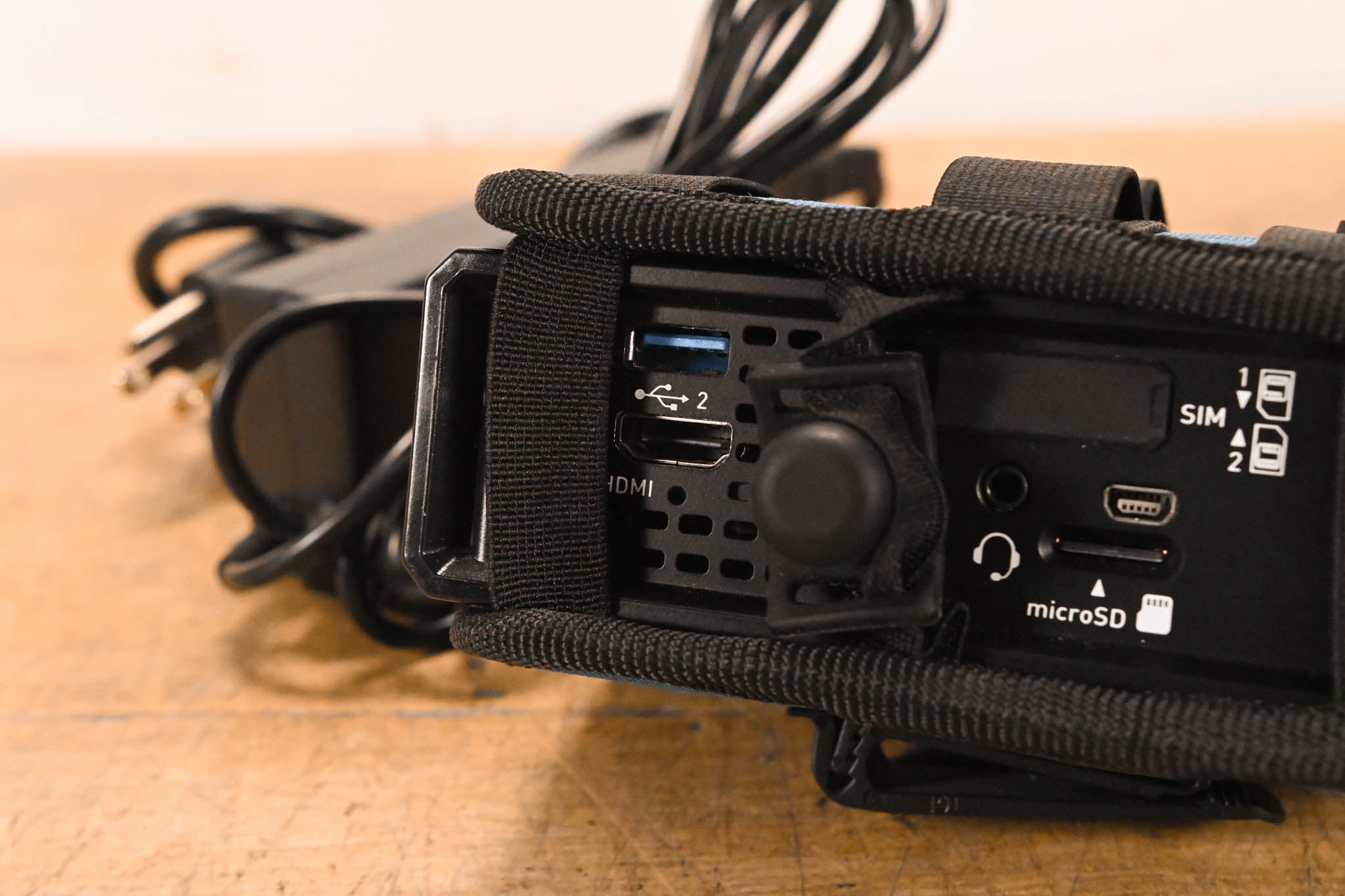 LiveU LU200 Camera-Mount Unit w/ SDI/HDMI Inputs