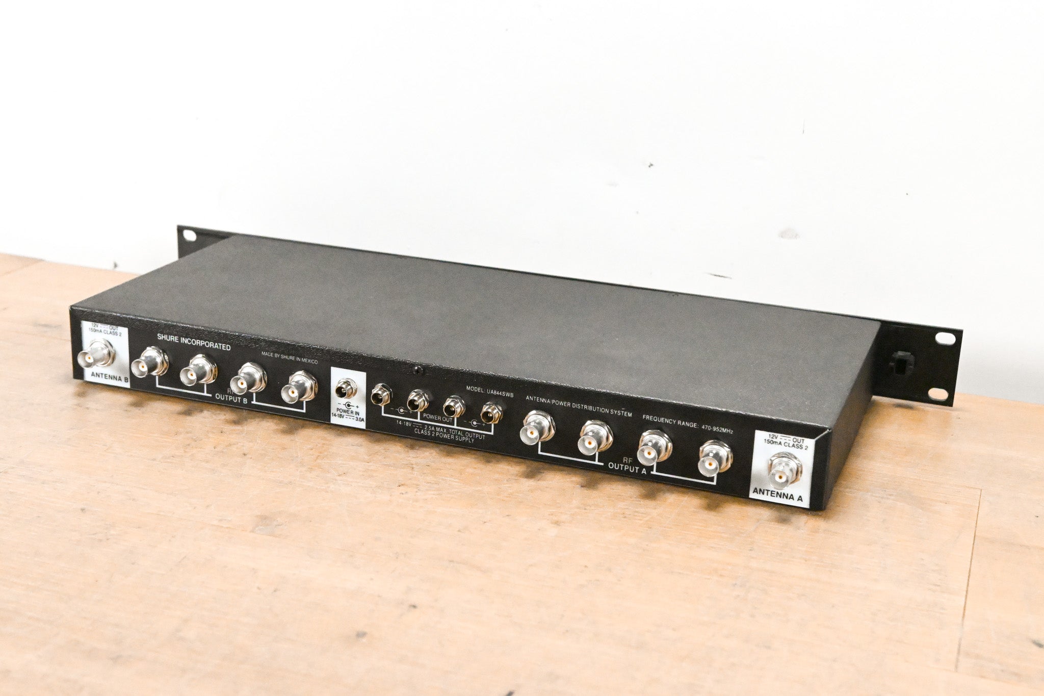 Shure UA844SWB Antenna Distribution System - 470-952 MHz (NO PSU)