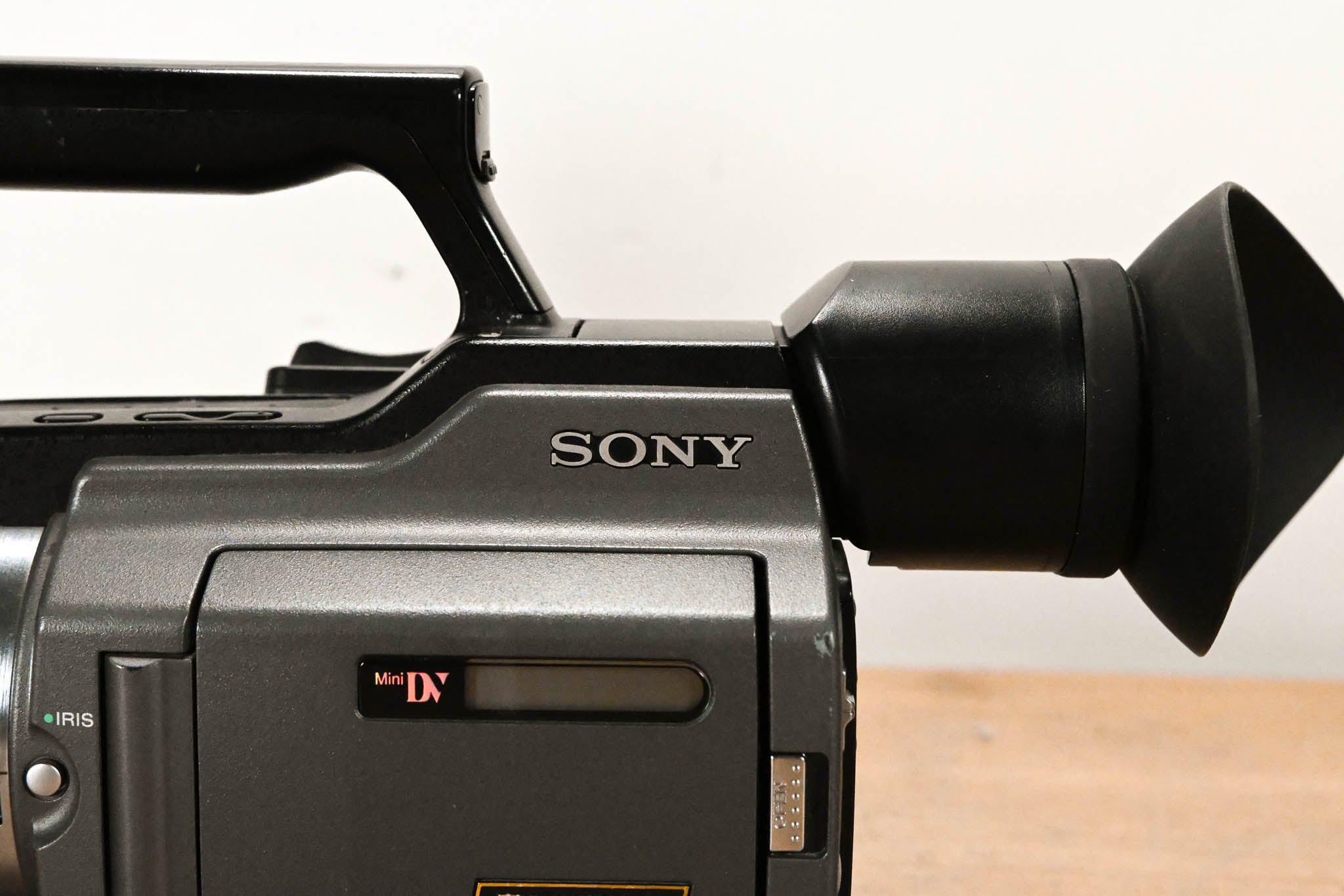Sony DSR-PD170 3-CCD Mini DVCAM Camcorder