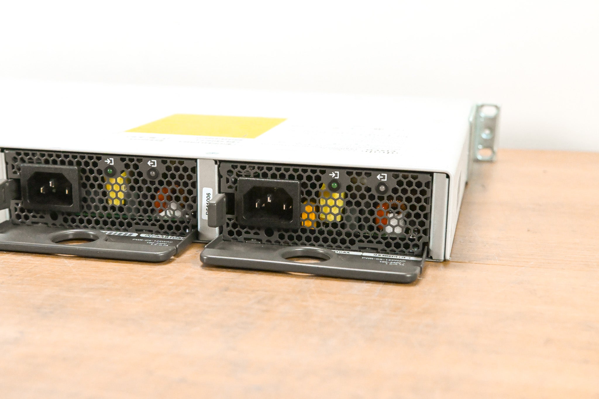 Cisco Catalyst C9200L-24T-4G-E V01 24-Port PoE+ Switch with 4x1G Uplinks