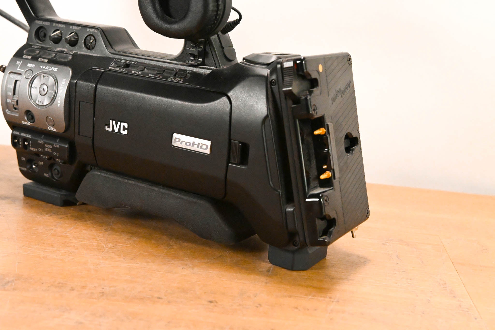 JVC GY-HM700CHU ProHD Compact Shoulder Solid State Camcorder