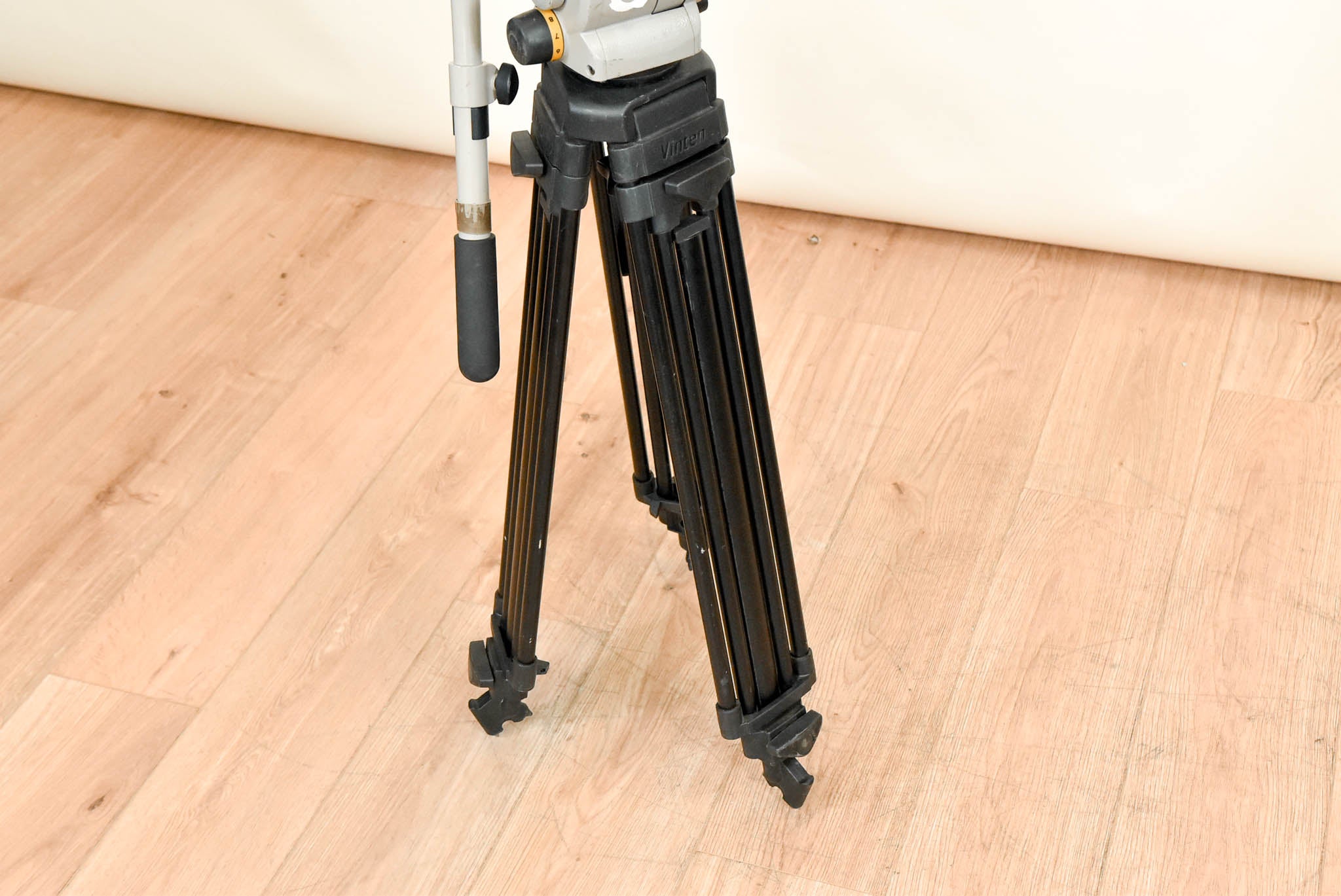 Vinten Vision 100 Fluid Head with Aluminum Tripod