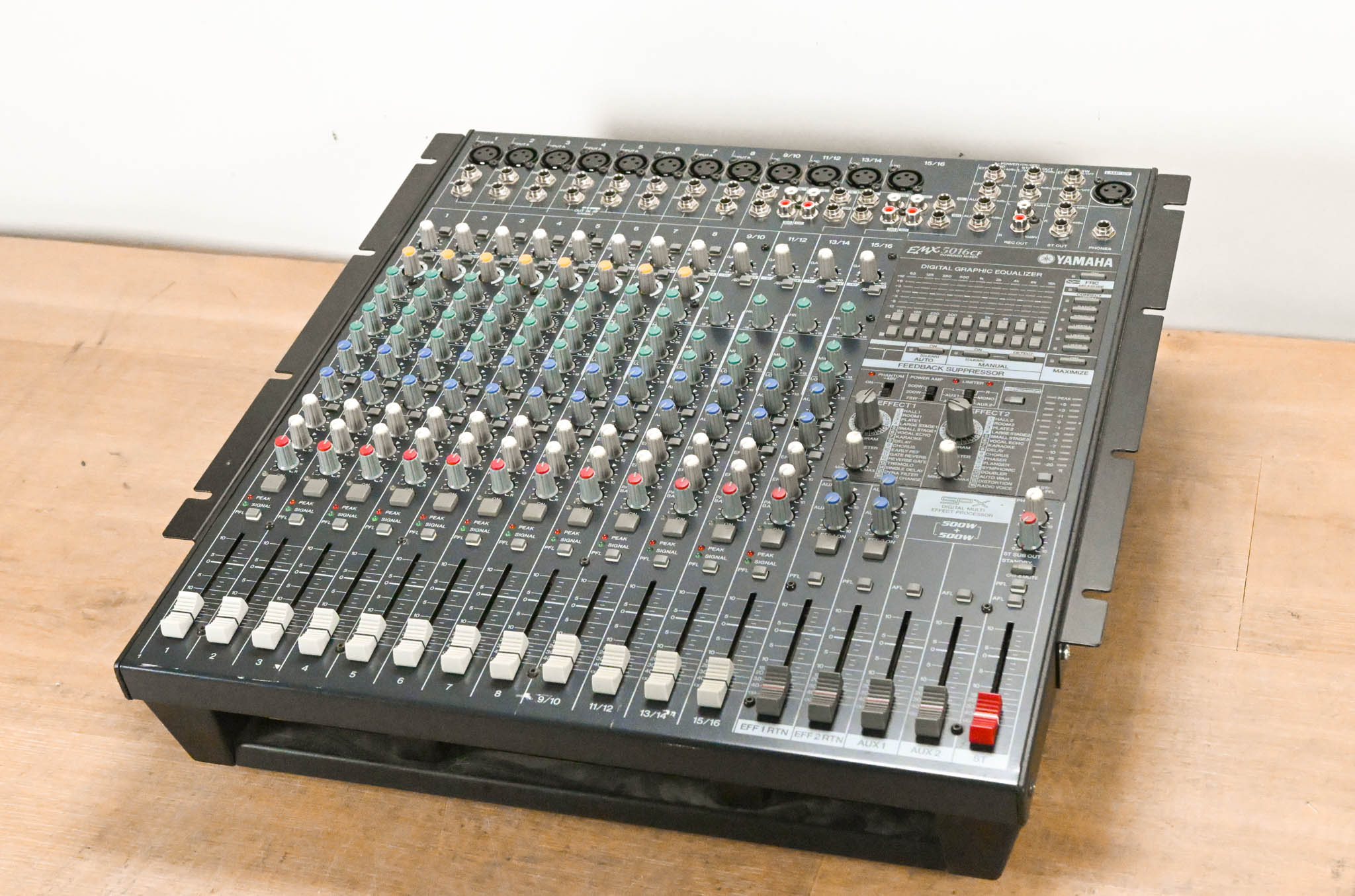 Yamaha EMX5016CF 16-Channel 1000W Power Mixer