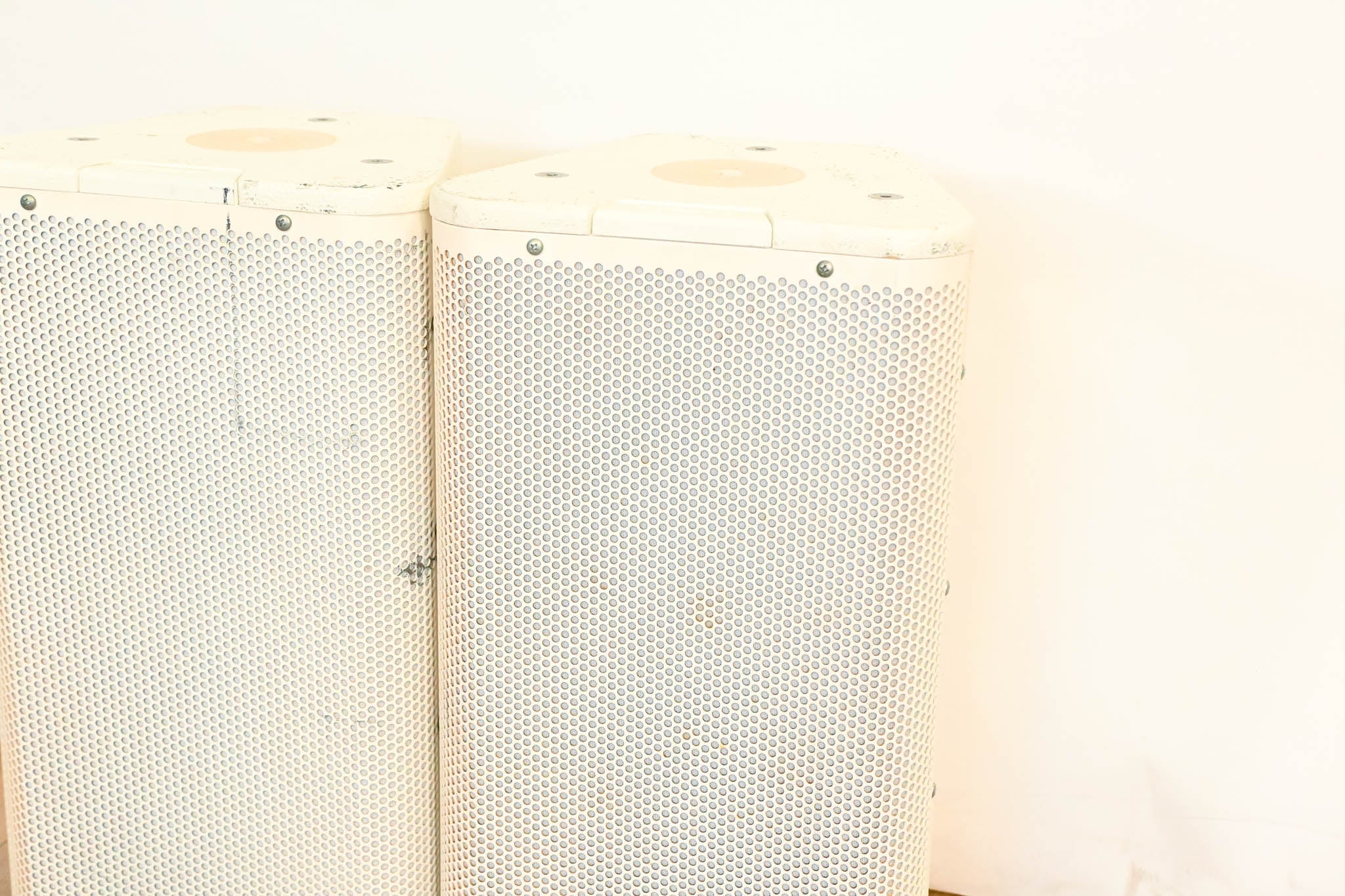 QSC AP-5102 2-Way Acoustic Performance Loudspeaker - White  (PAIR)