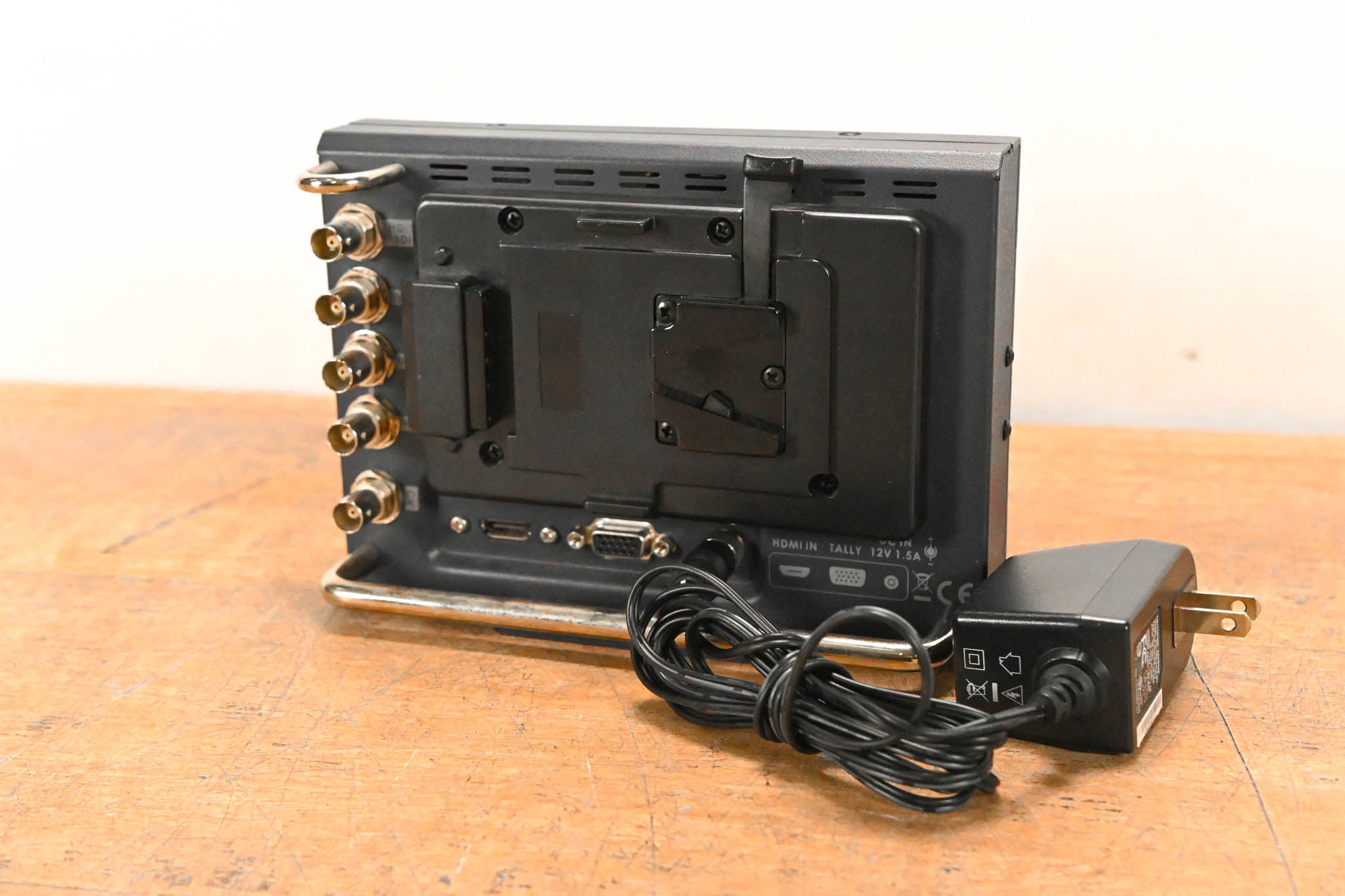 Datavideo TLM-700HD 7" HD/SD TFT LCD Monitor w/ V-Mount Battery Adapter