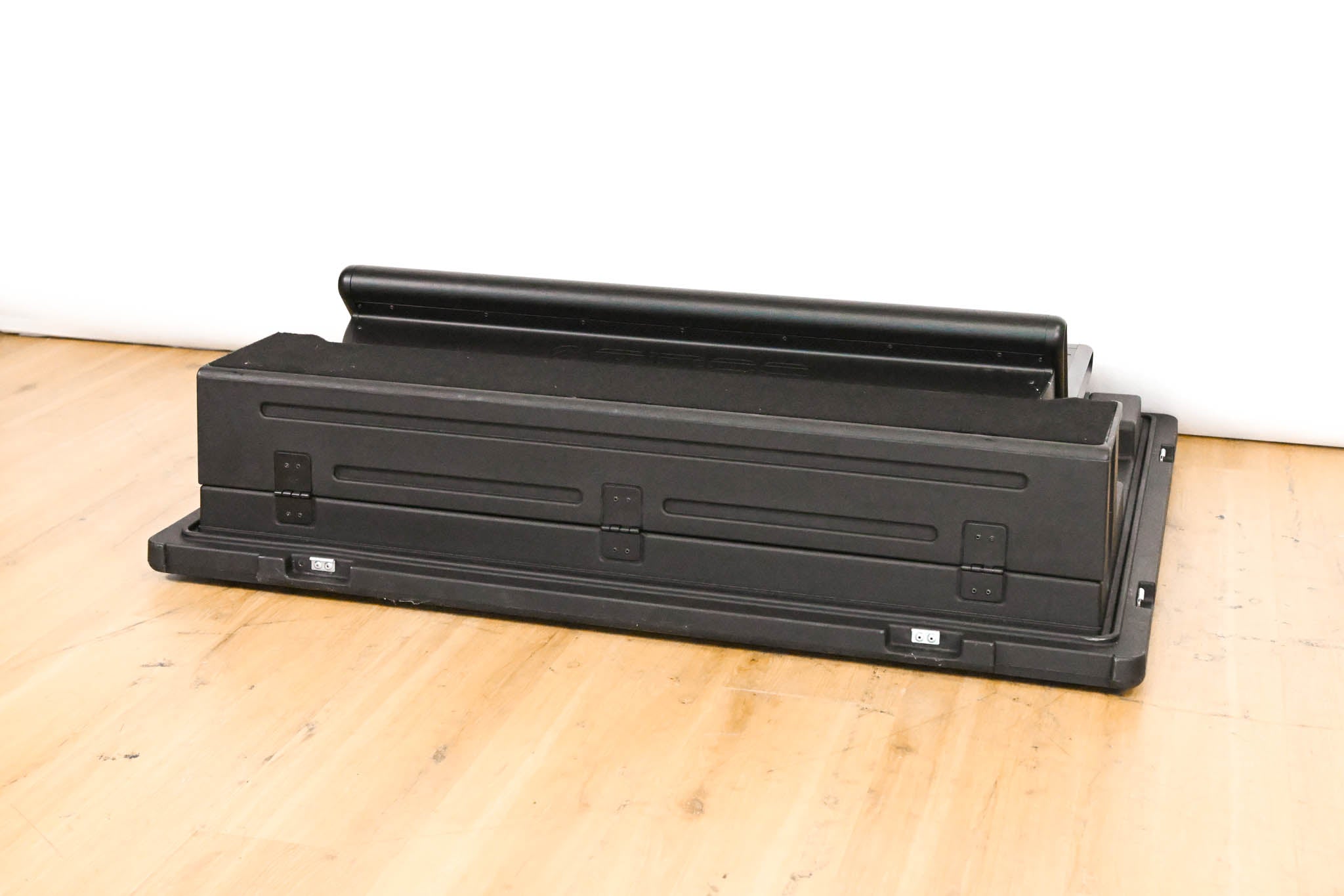 Midas M32 40-Channel Digital Audio Console with Road Case