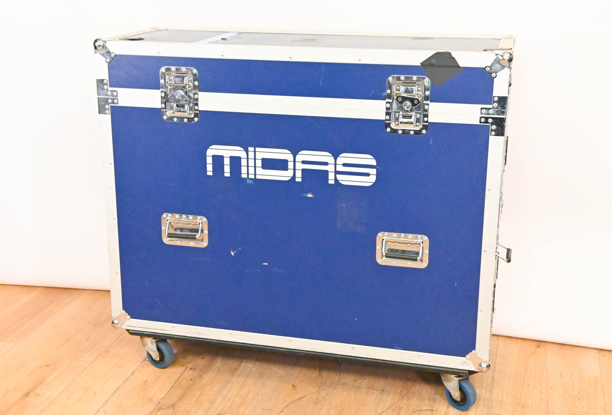 Midas PRO2C Live Digital Audio Mixing Console with Road Case