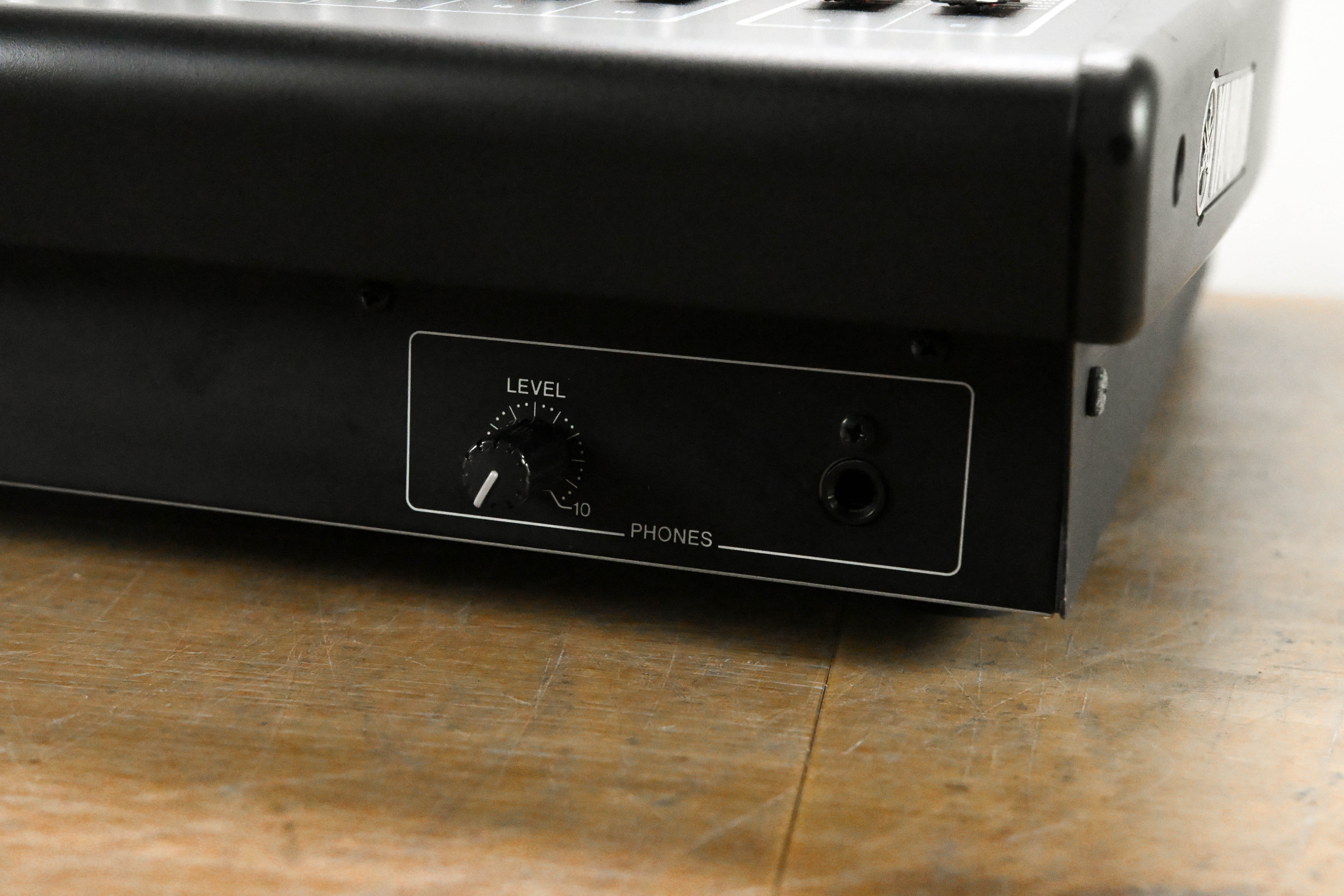 Yamaha QL1 16-Input / 8-Output Digital Mixing Console