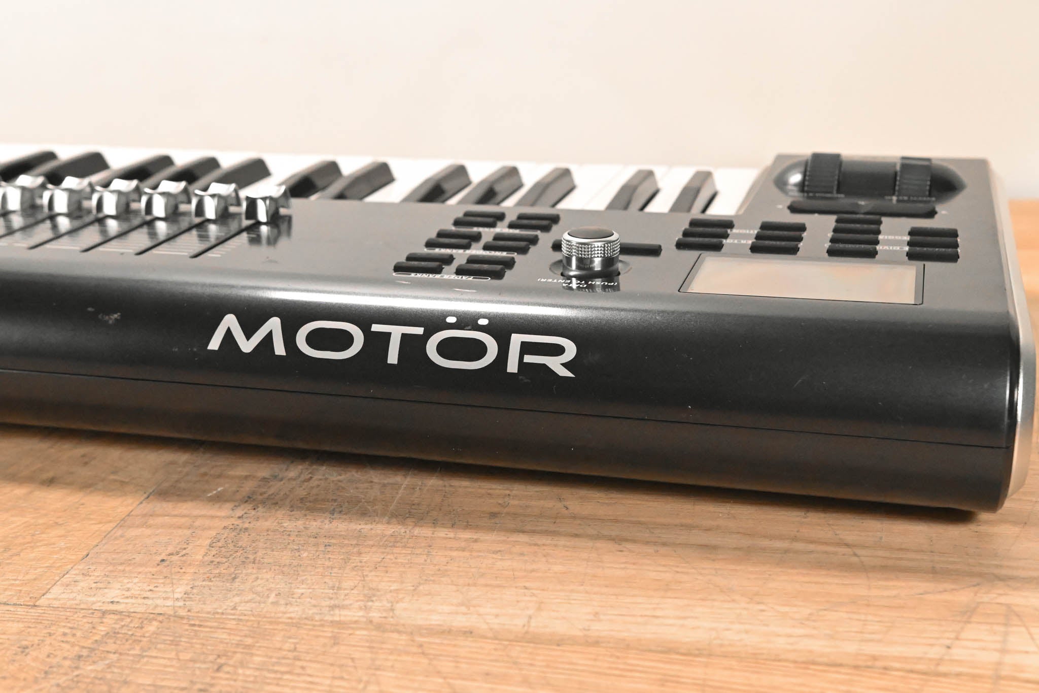 Behringer Motor 61 61-Key USB/MIDI Controller Keyboard (NO POWER SUPPLY)
