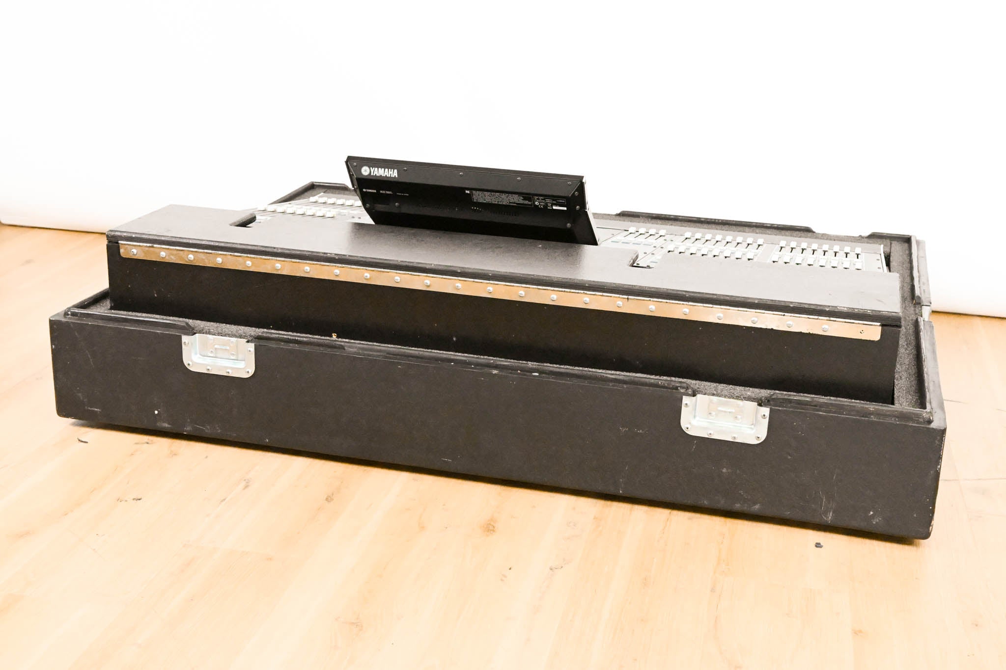 Yamaha M7CL-48 48-Channel Digital Audio Mixing Console with Road Case