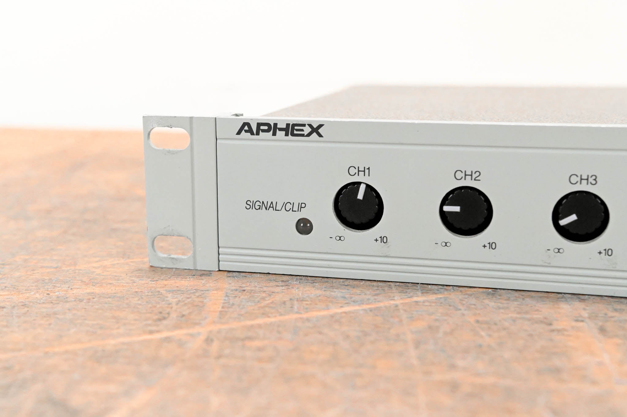 Aphex 120A Distribution Amplifier with 1 XLR Input and 4 XLR Outputs