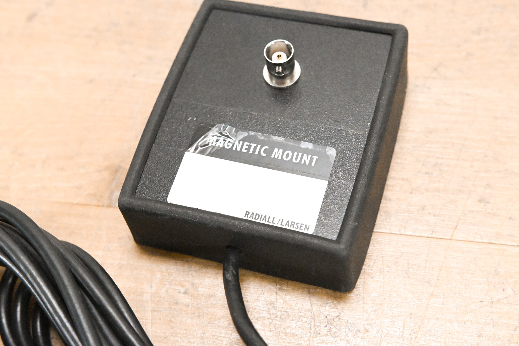 Radiall / Larsen BNC-BNC Magnet Mount