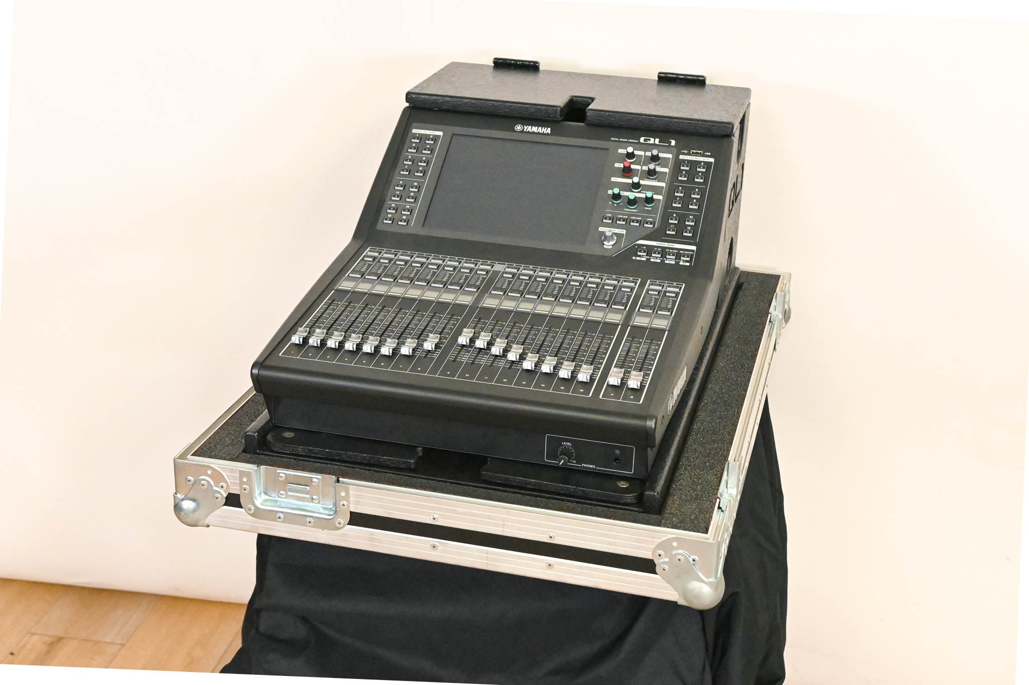 Yamaha QL1 16-Input / 8-Output Digital Mixing Console w/ Road Case
