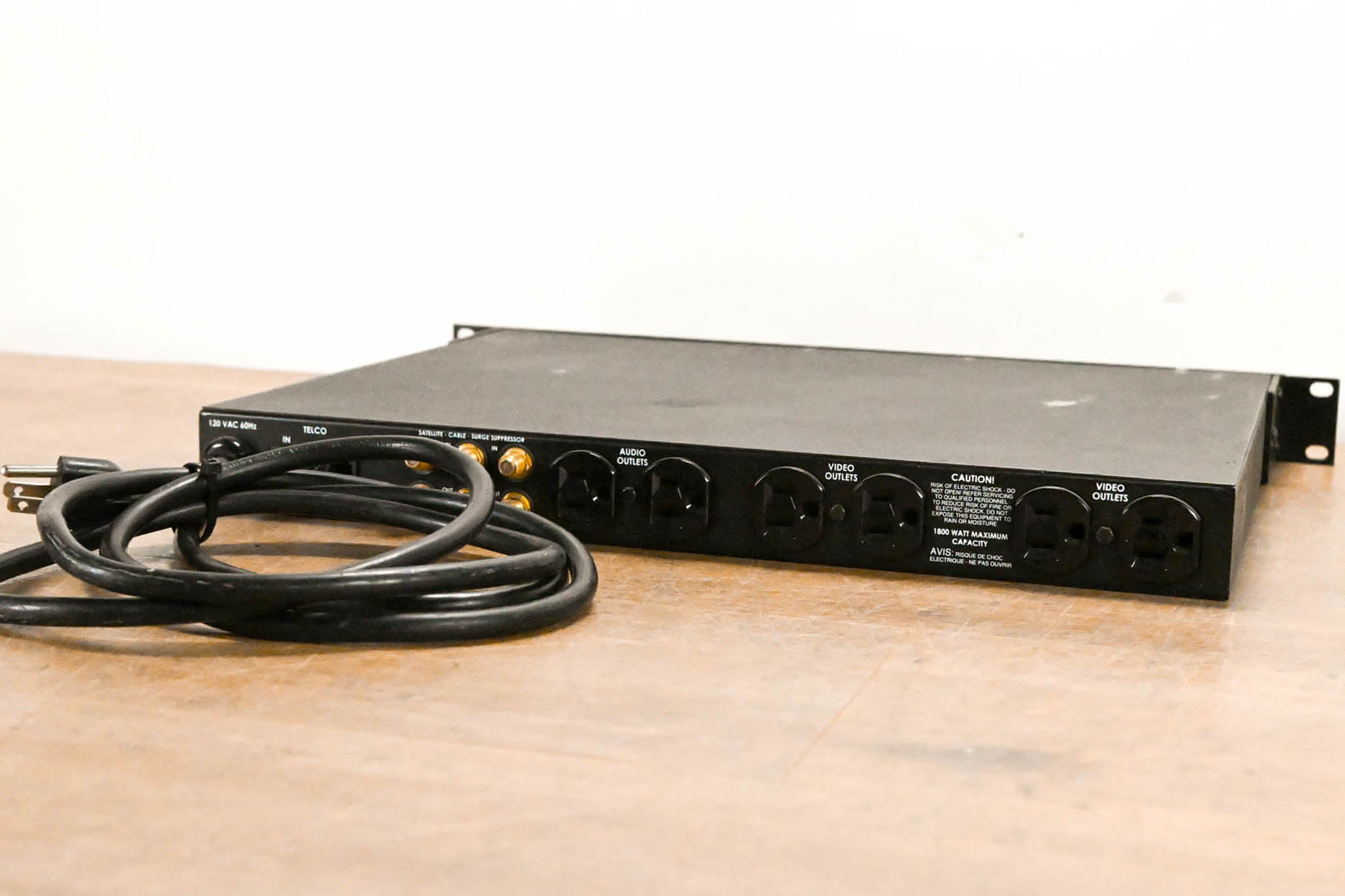 Furman Elite-15i Power Conditioner with Lights (7-Outlet, 15-Amp)