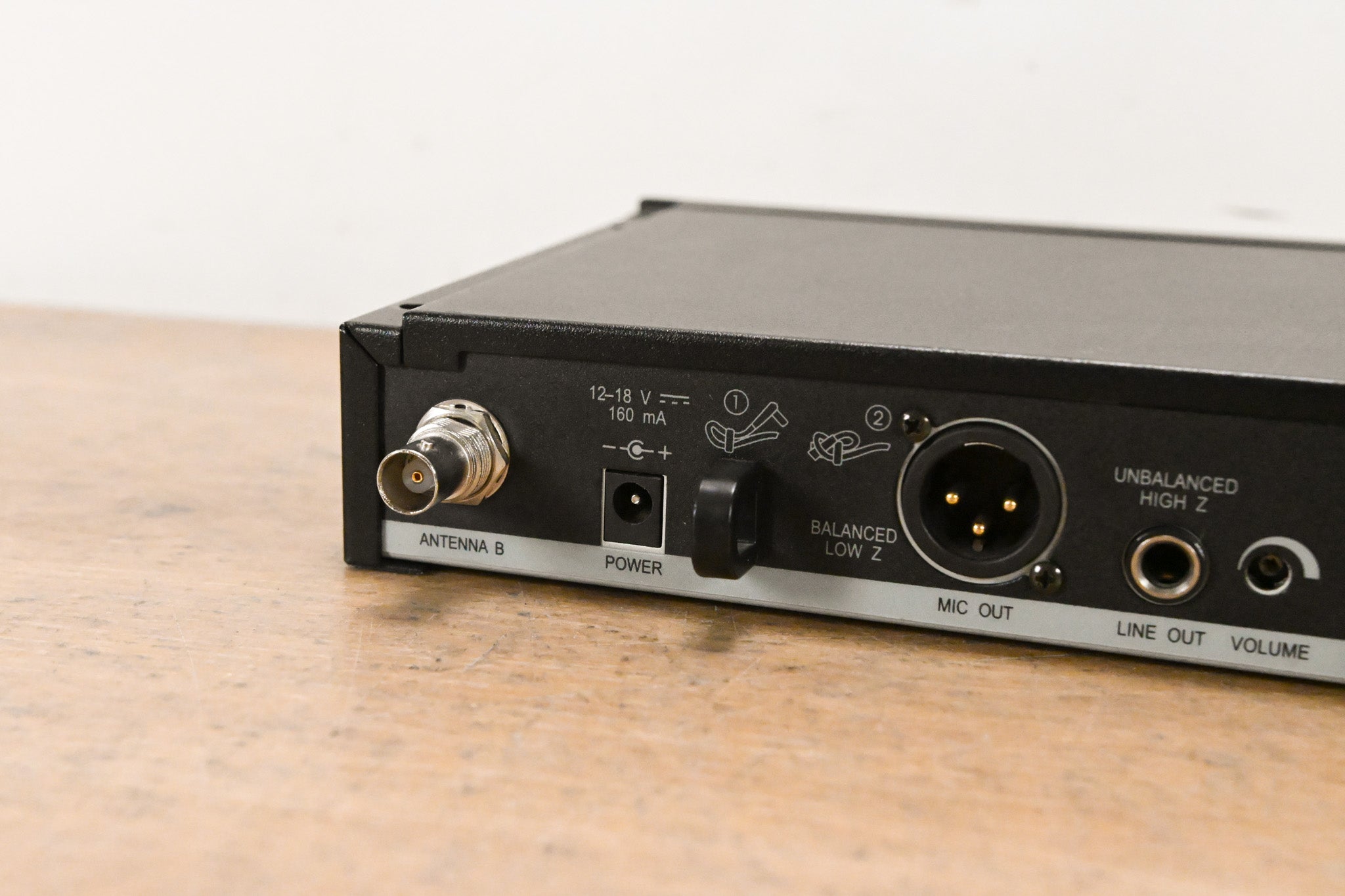 Shure SLX4 Wireless Receiver - L4 Band: 638-662 MHz (NO POWER SUPPLY)