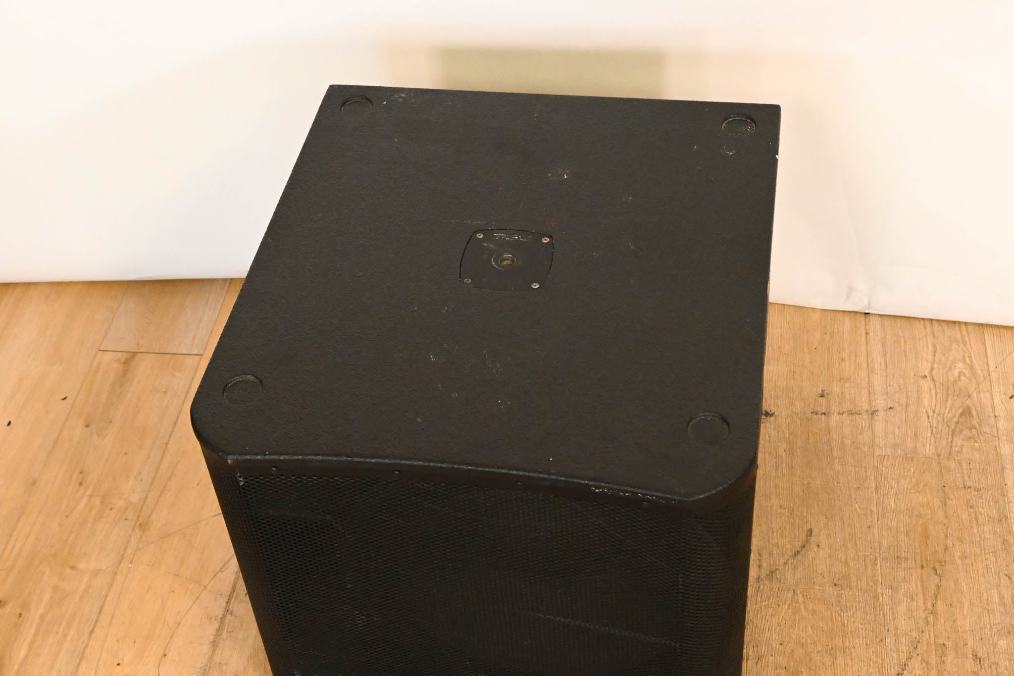 QSC KW181 1000W 18" Powered Subwoofer