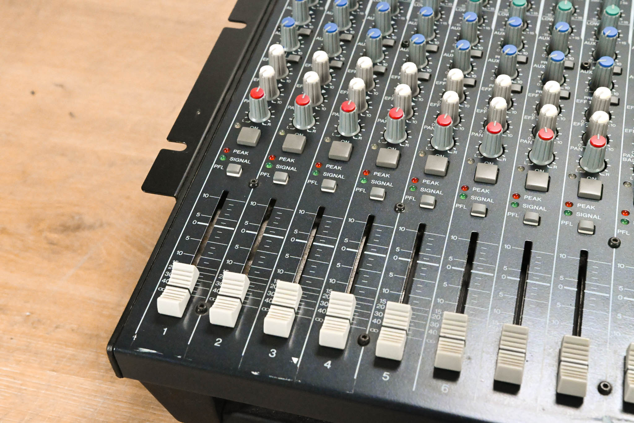 Yamaha EMX5016CF 16-Channel 1000W Power Mixer