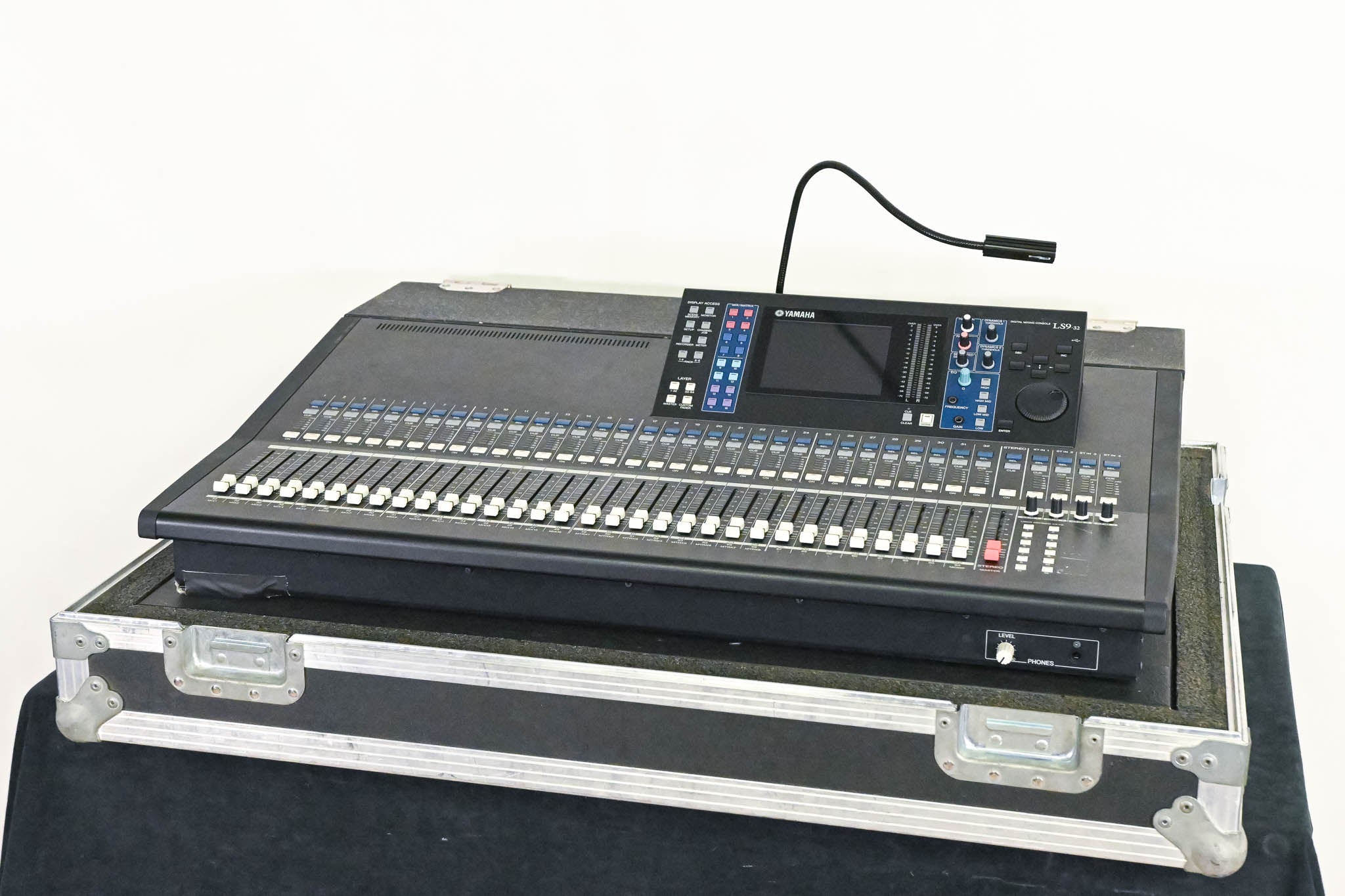 Yamaha LS9-32 32-Channel Digital Mixing Console with Road Case
