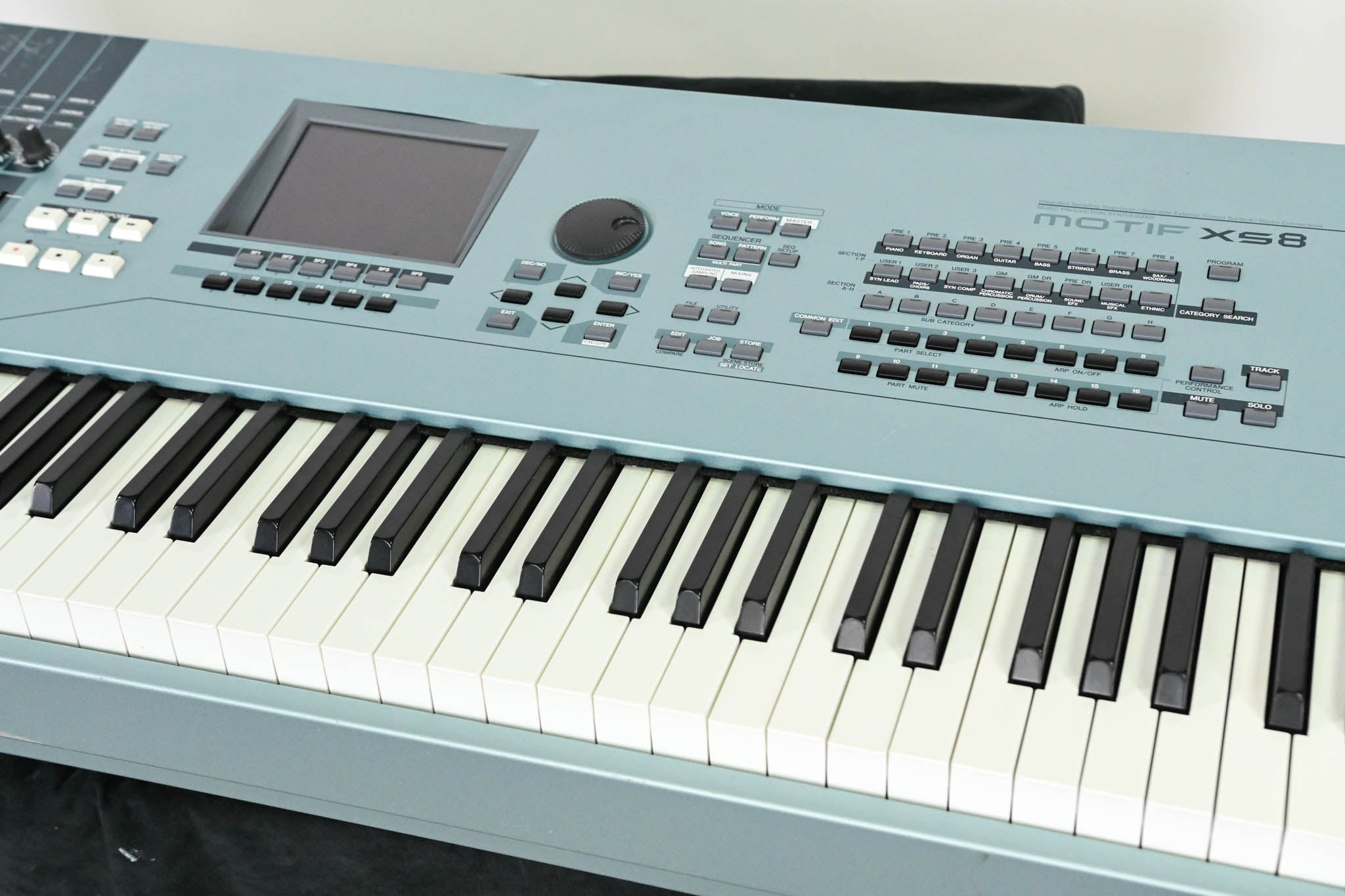 Yamaha Motif XS8 88-Key Synthesizer Keyboard Workstation