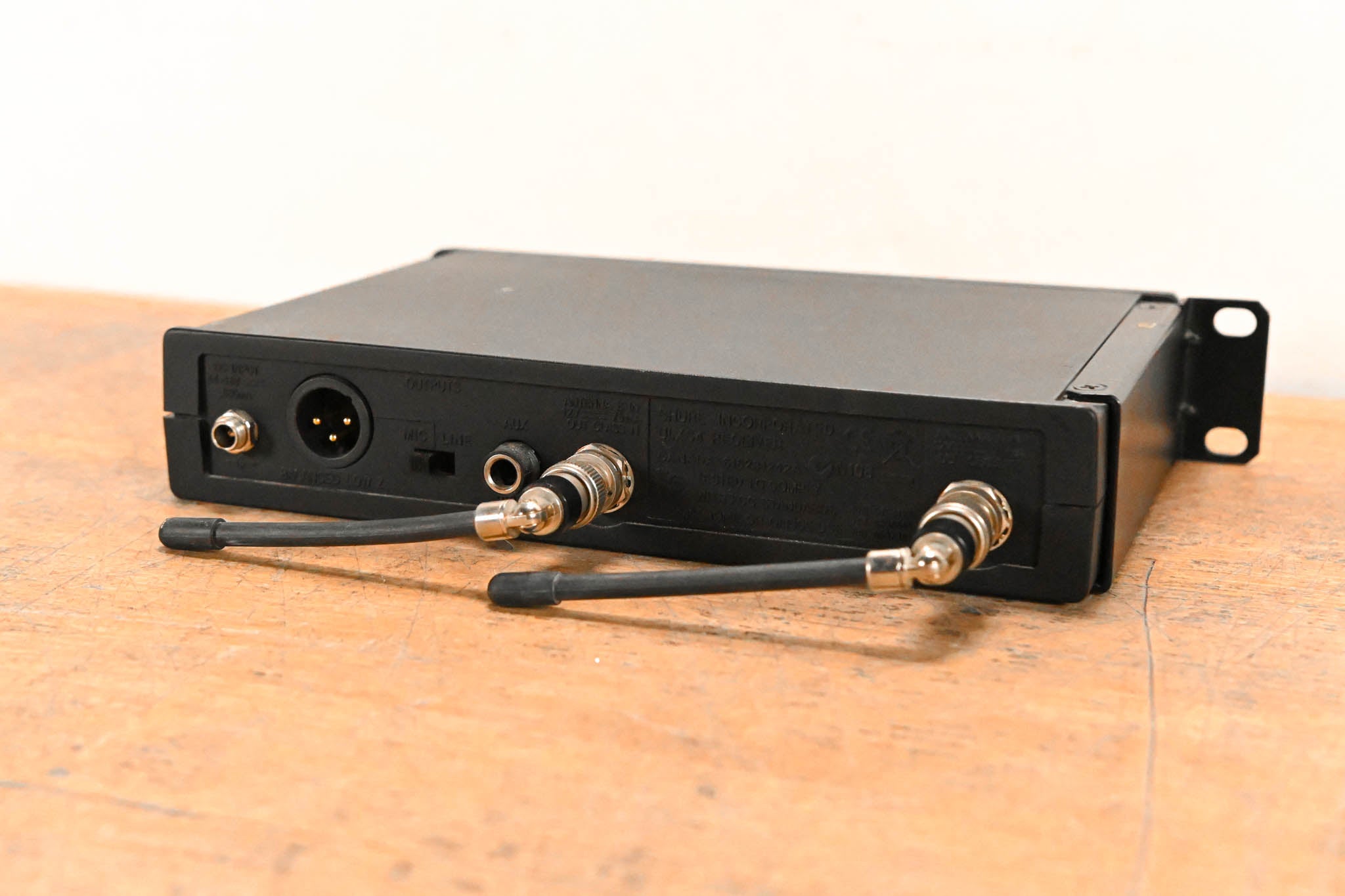 Shure ULXS4 Wireless Receiver - M1 Band: 662-698 MHz (NO POWER SUPPLY)