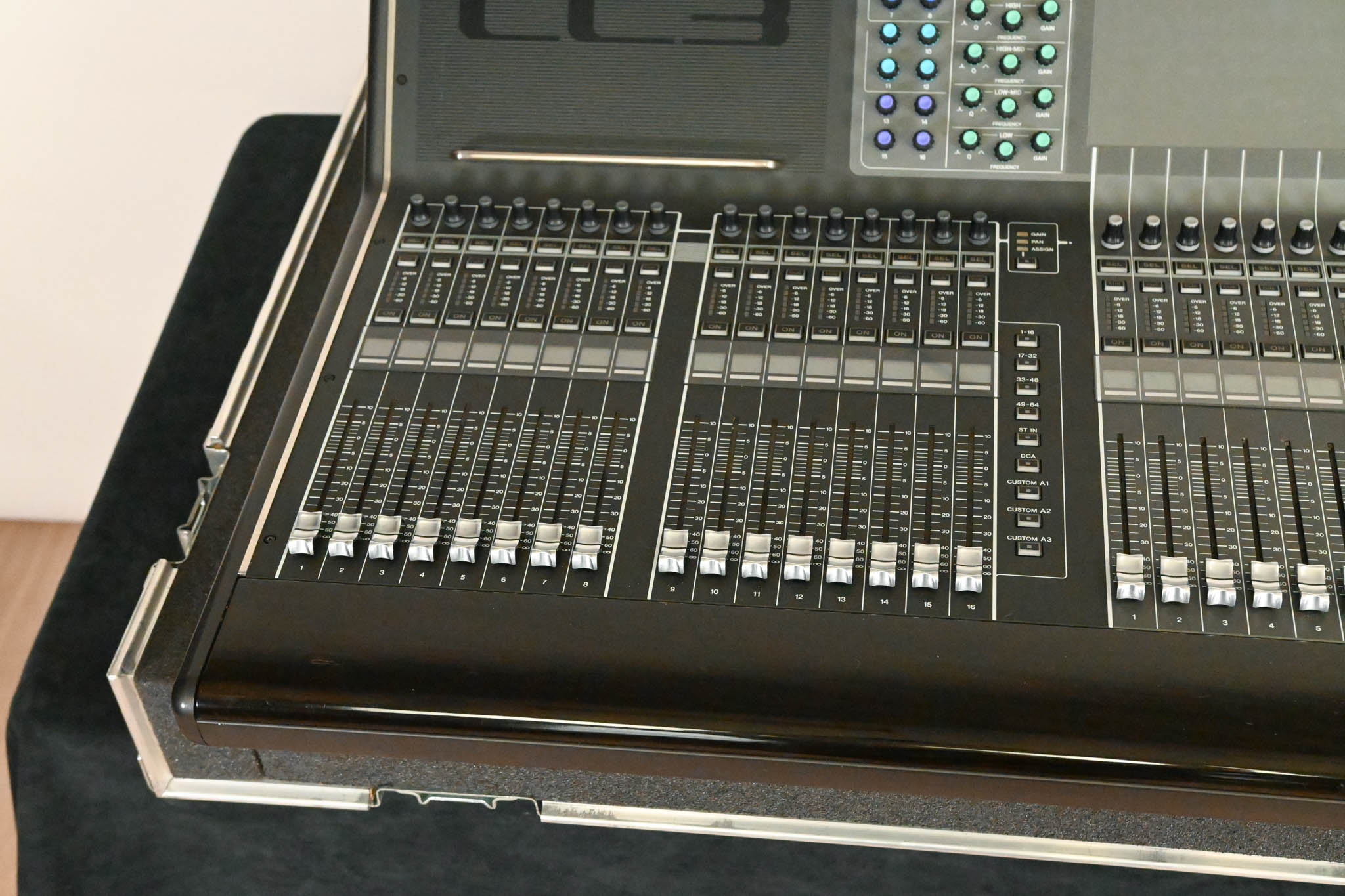 Yamaha CL3 Digital Audio Mixing Console with Road Case