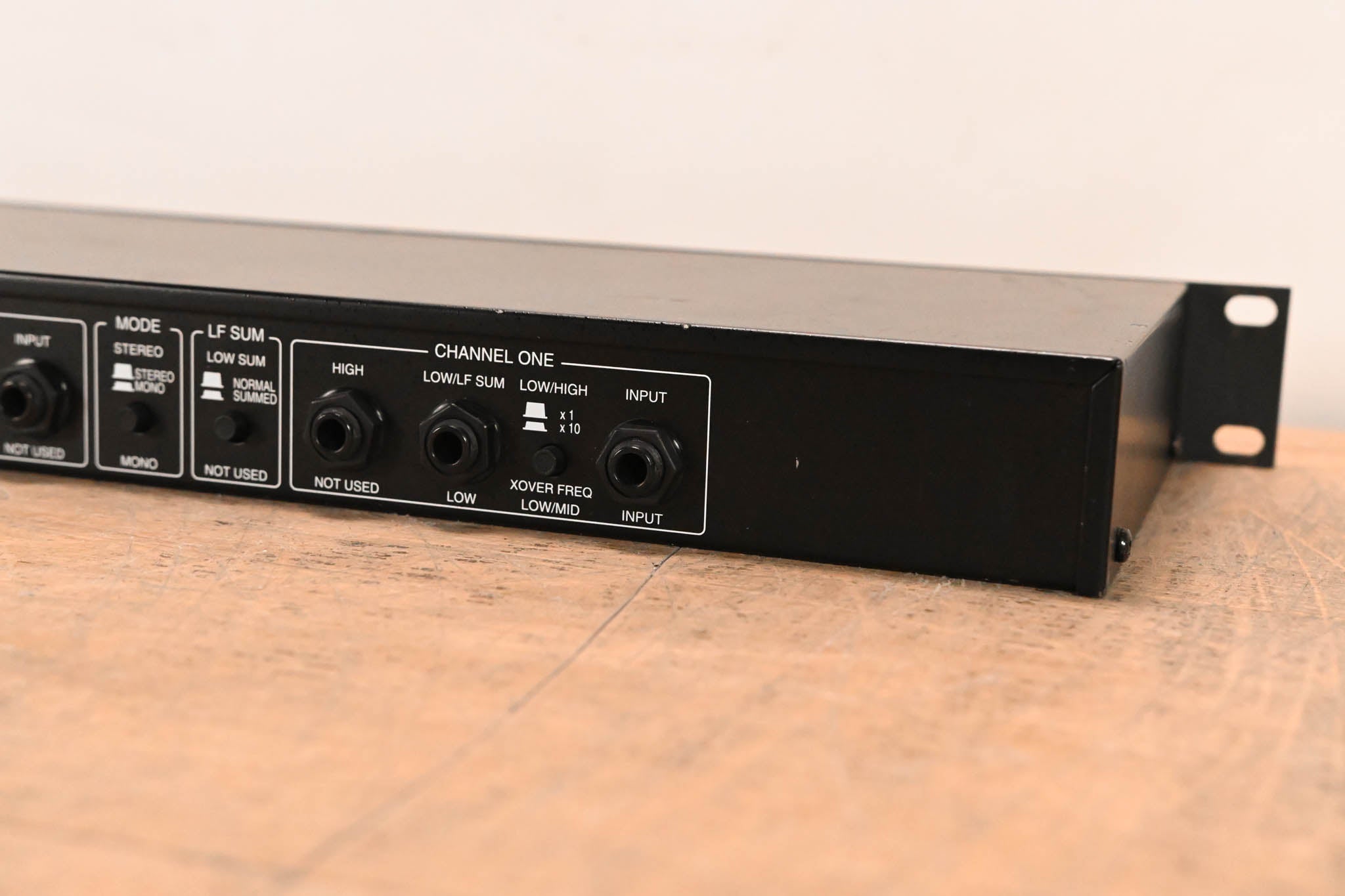 dbx 223 Stereo 2-Way / Mono 3-Way Crossover