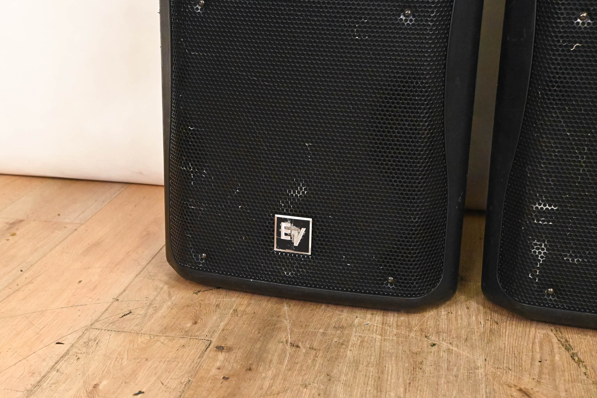 Electro-Voice (EV) ZX5-60 15" Passive 600W Speaker (PAIR) w/ Road Case