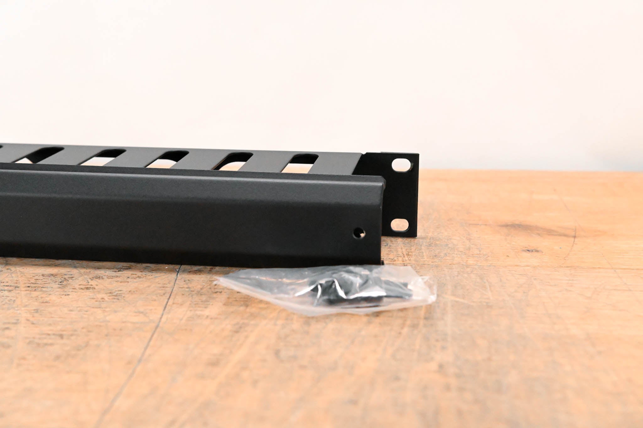 Gator Rackworks GRW-PNLCBLMNG1 1U Cable Management with Cap
