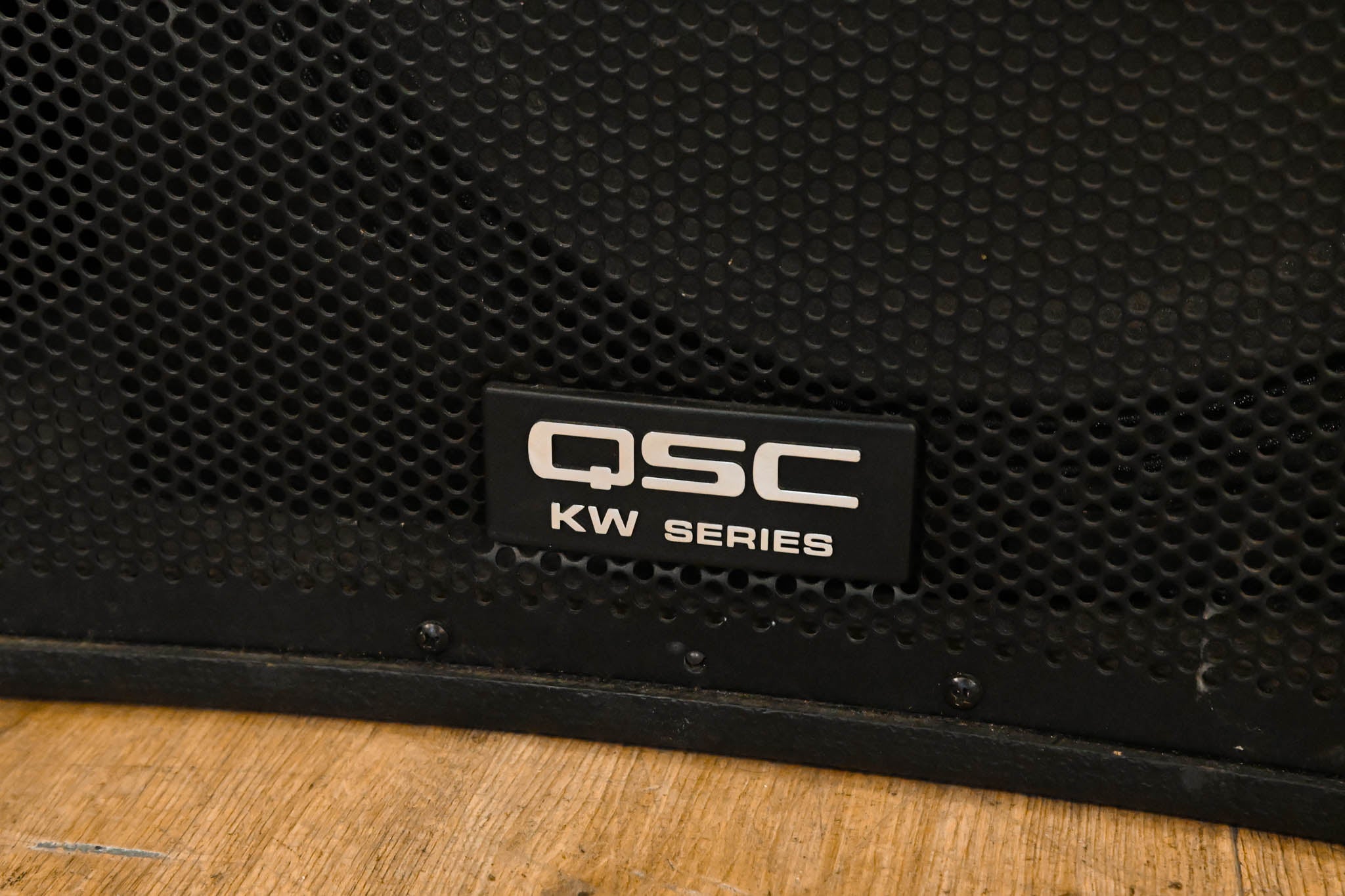 QSC KW181 1000W 18" Powered Subwoofer