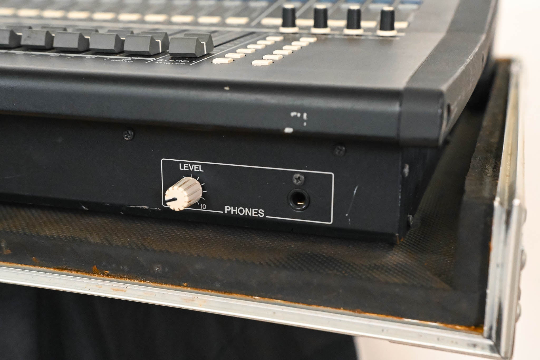 Yamaha LS9-32 32-Channel Digital Mixing Console with Road Case